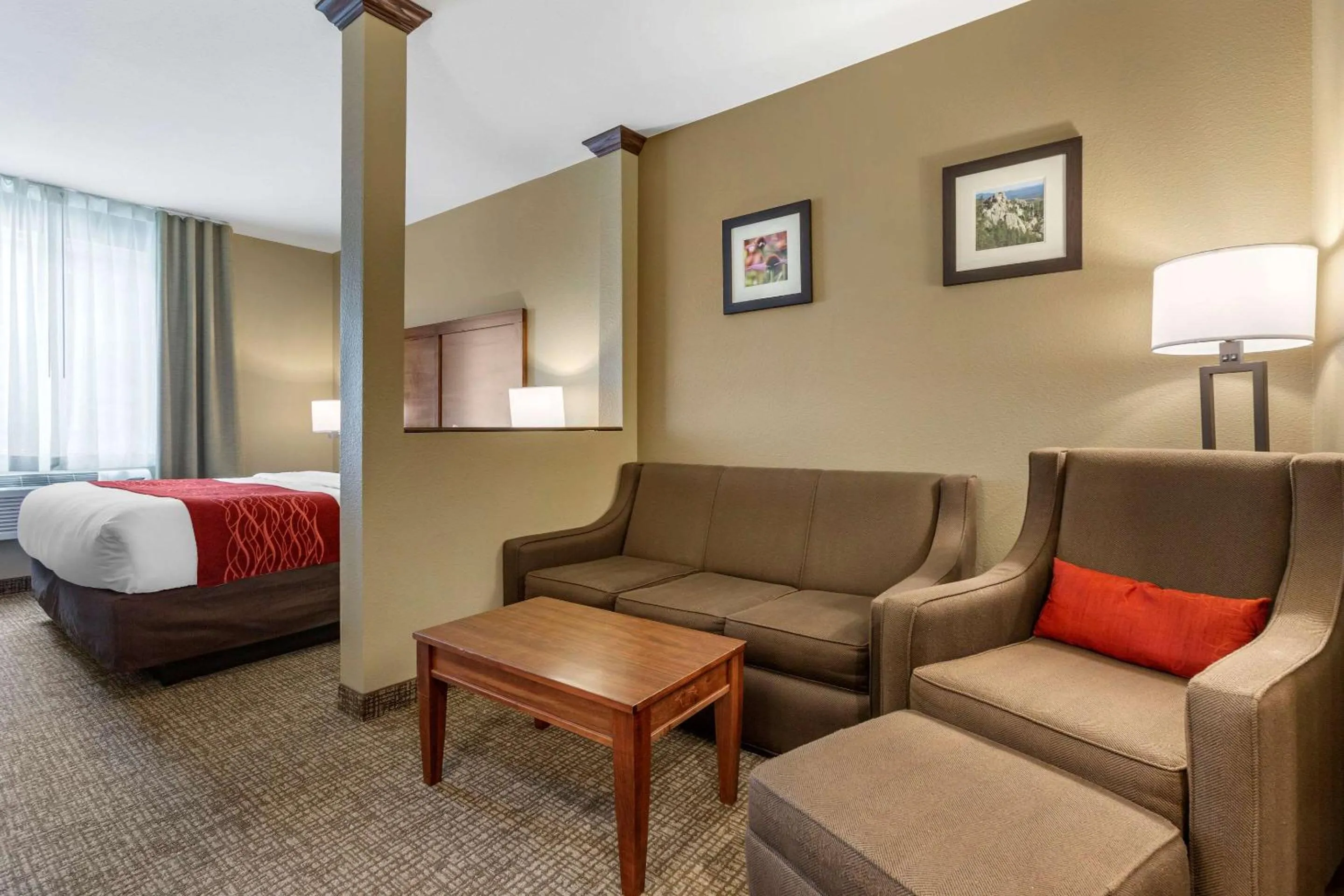 Photo of the whole room, Bed in Comfort Inn & Suites Near Mt Rushmore