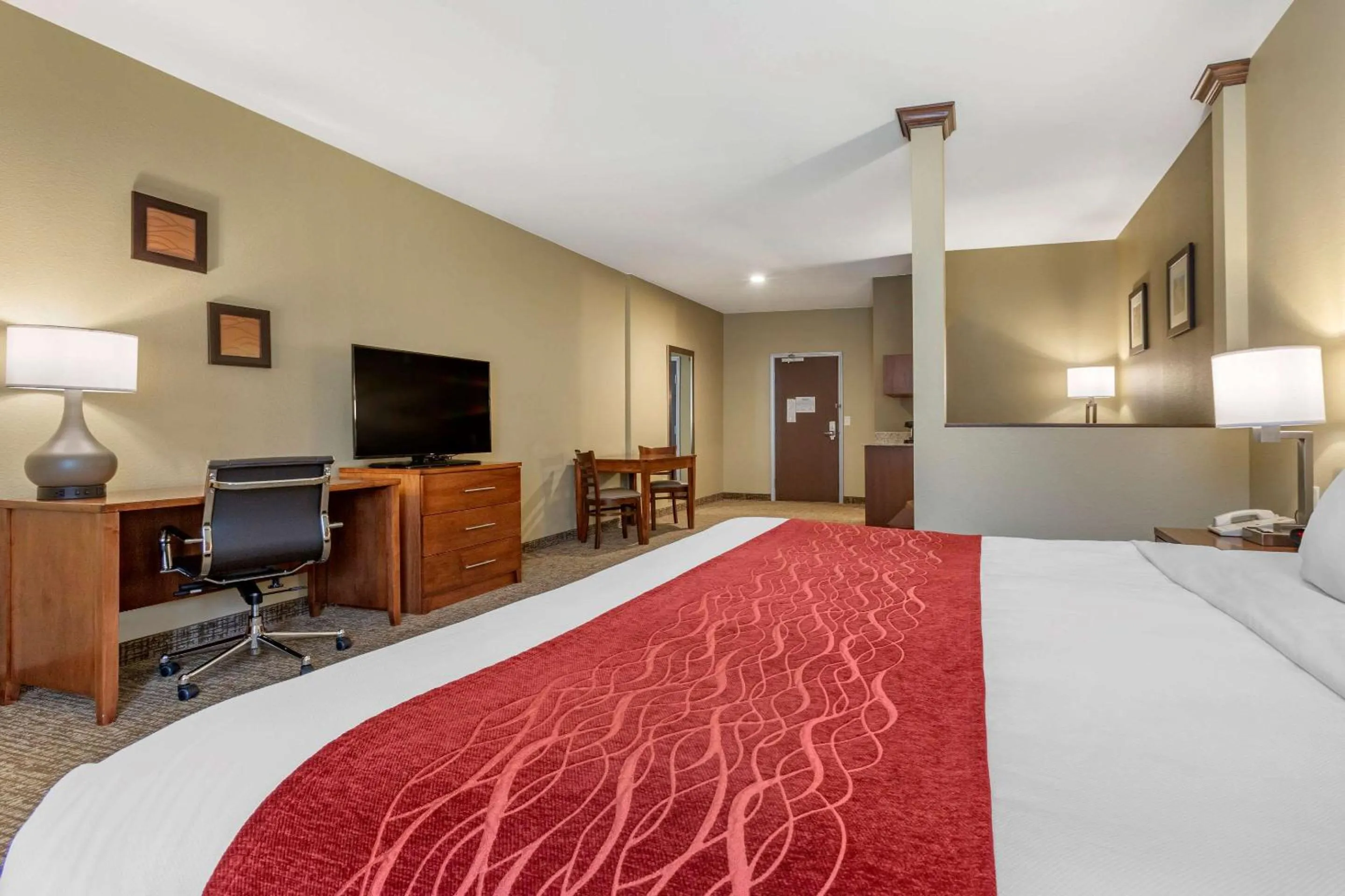 Photo of the whole room, Bed in Comfort Inn & Suites Near Mt Rushmore