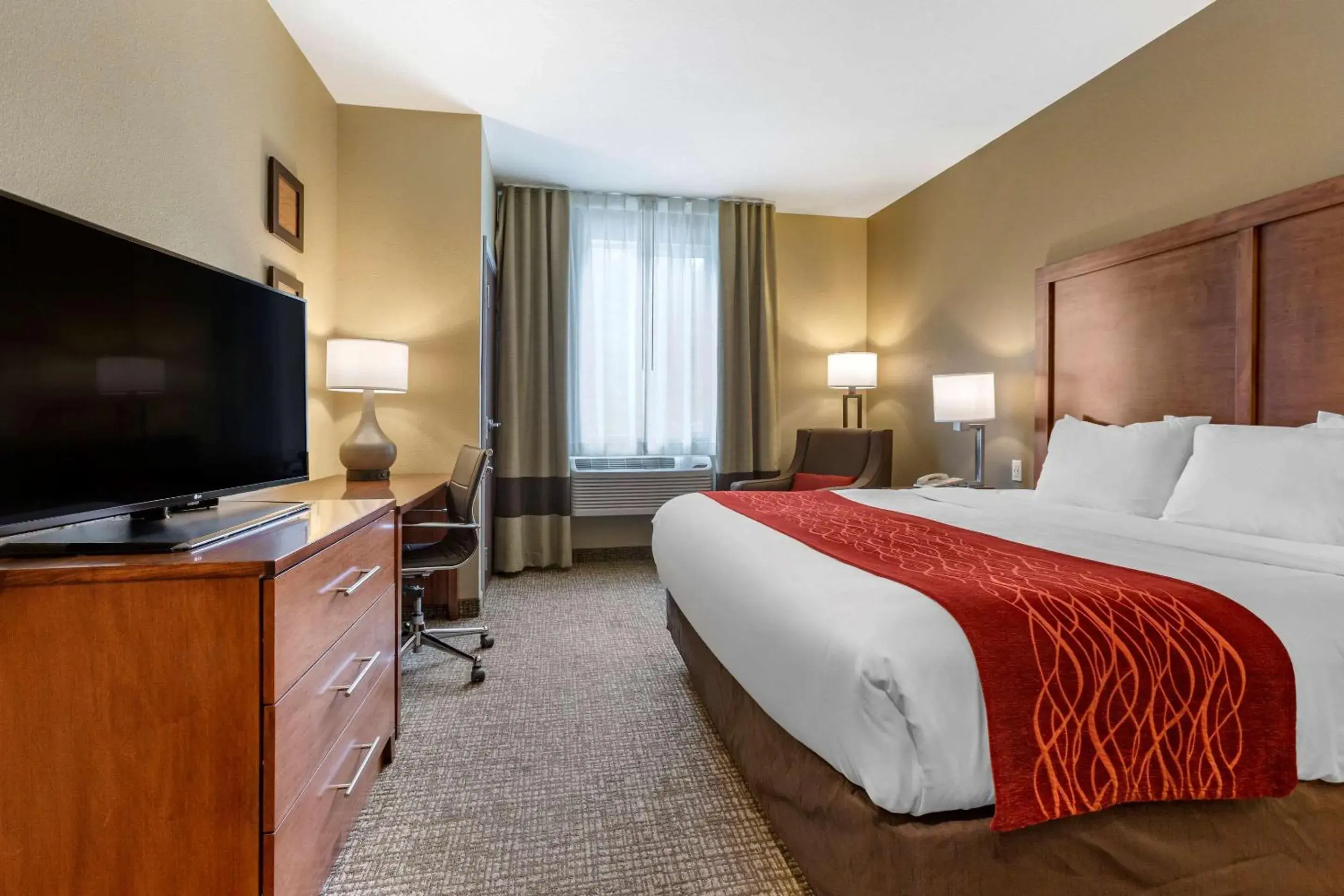 Photo of the whole room, Bed in Comfort Inn & Suites Near Mt. Rushmore