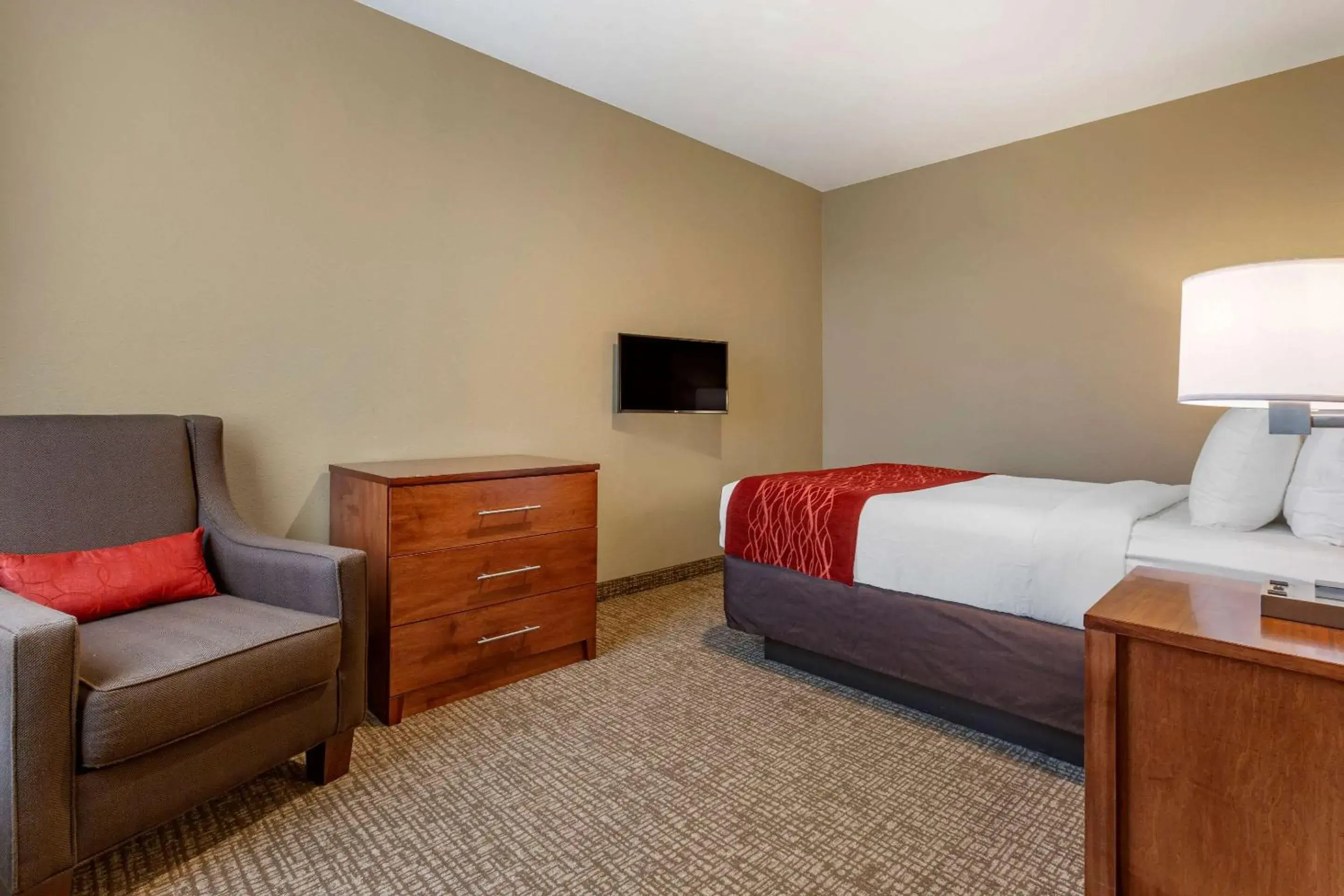 Photo of the whole room, Bed in Comfort Inn & Suites Near Mt. Rushmore