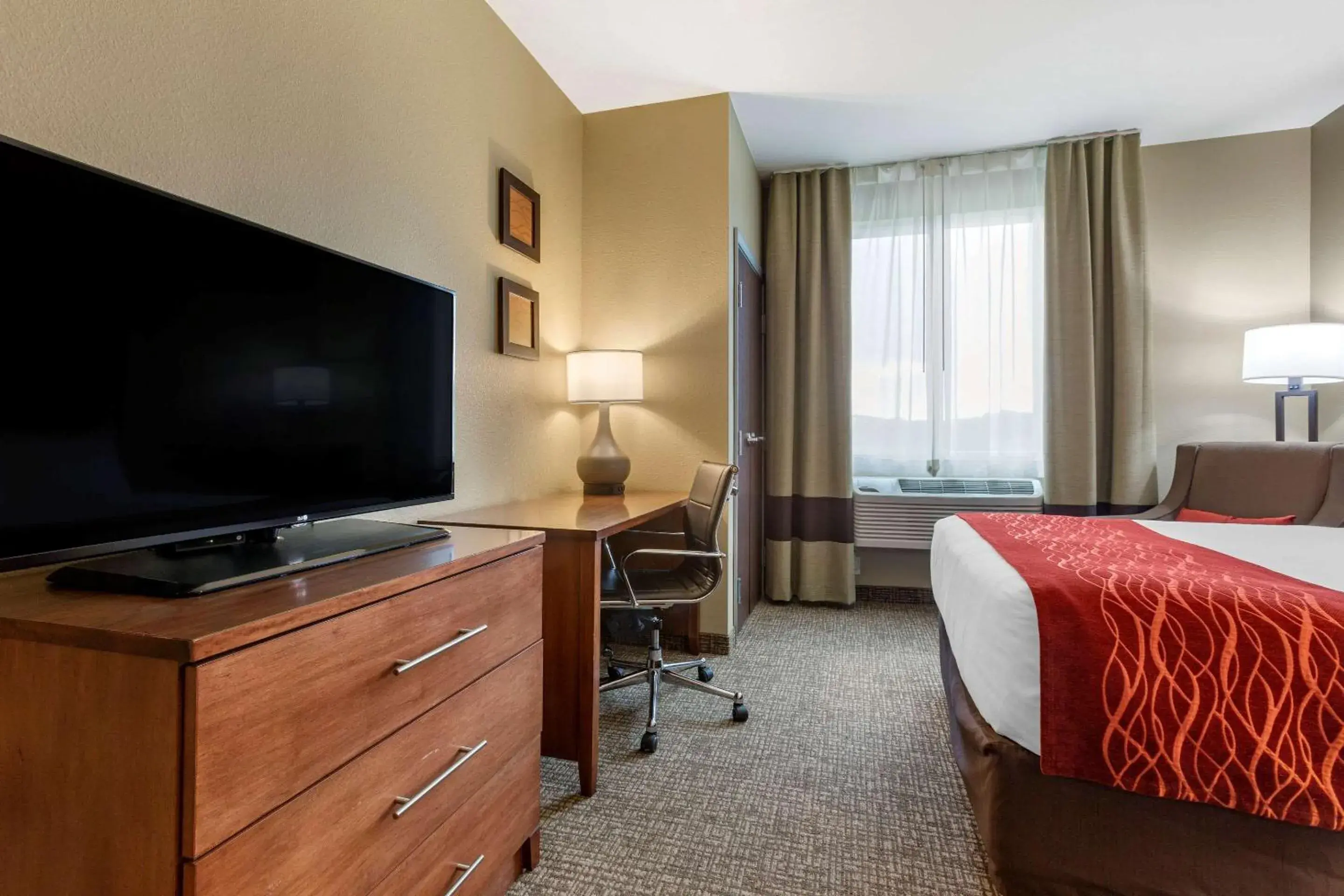 Photo of the whole room, TV/Entertainment Center in Comfort Inn & Suites Near Mt. Rushmore