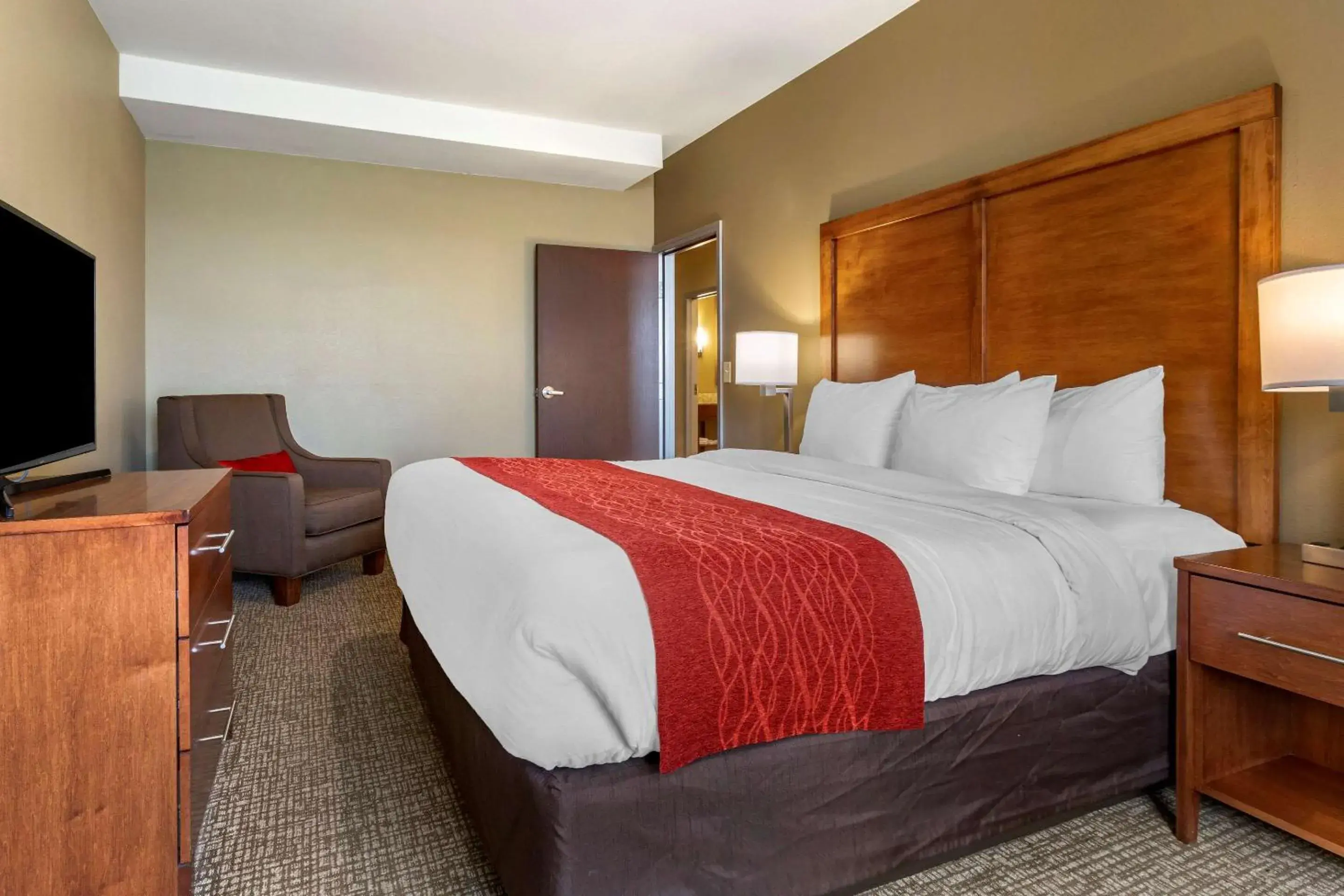 Photo of the whole room, Bed in Comfort Inn & Suites Near Mt. Rushmore