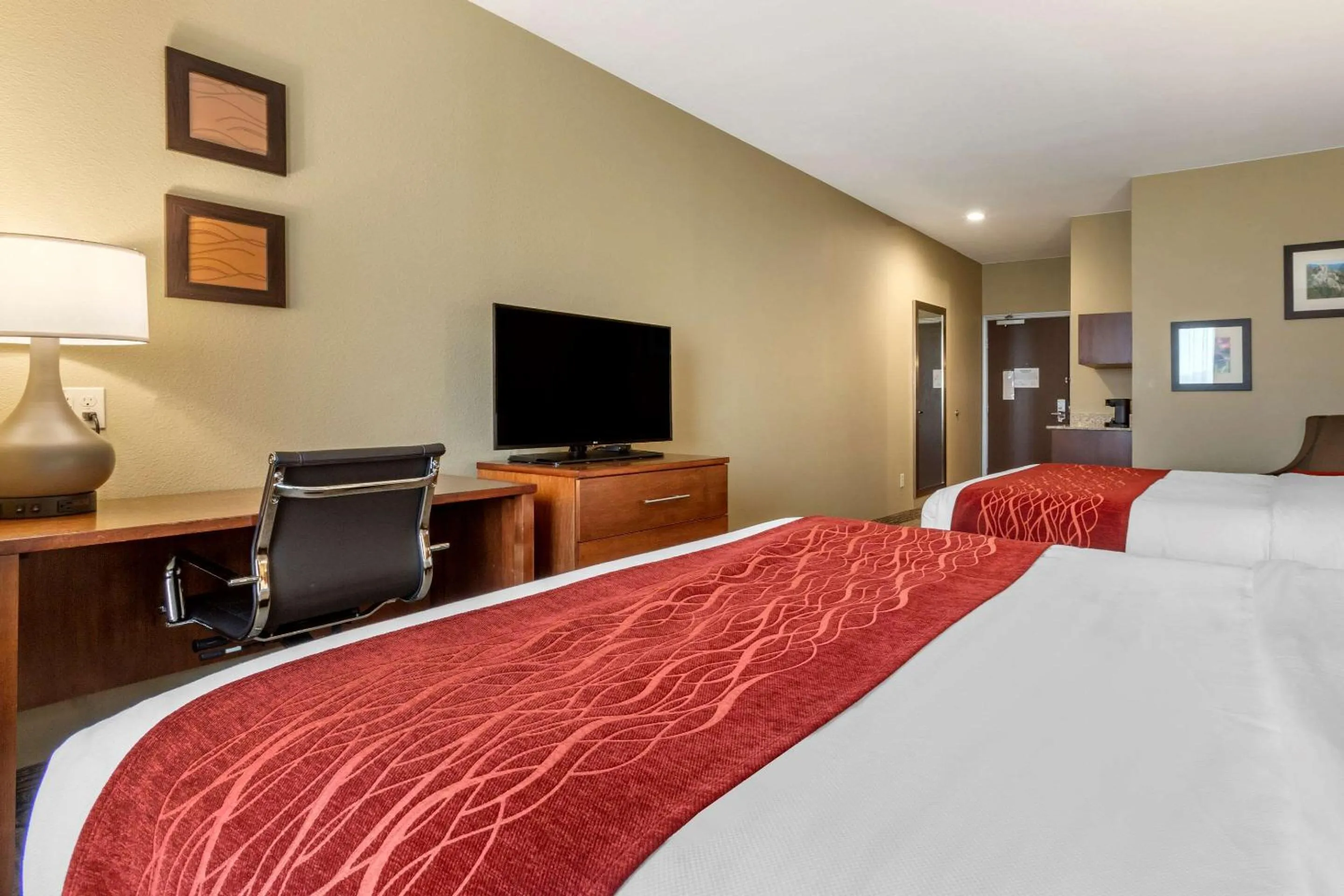 Photo of the whole room, Bed in Comfort Inn & Suites Near Mt Rushmore