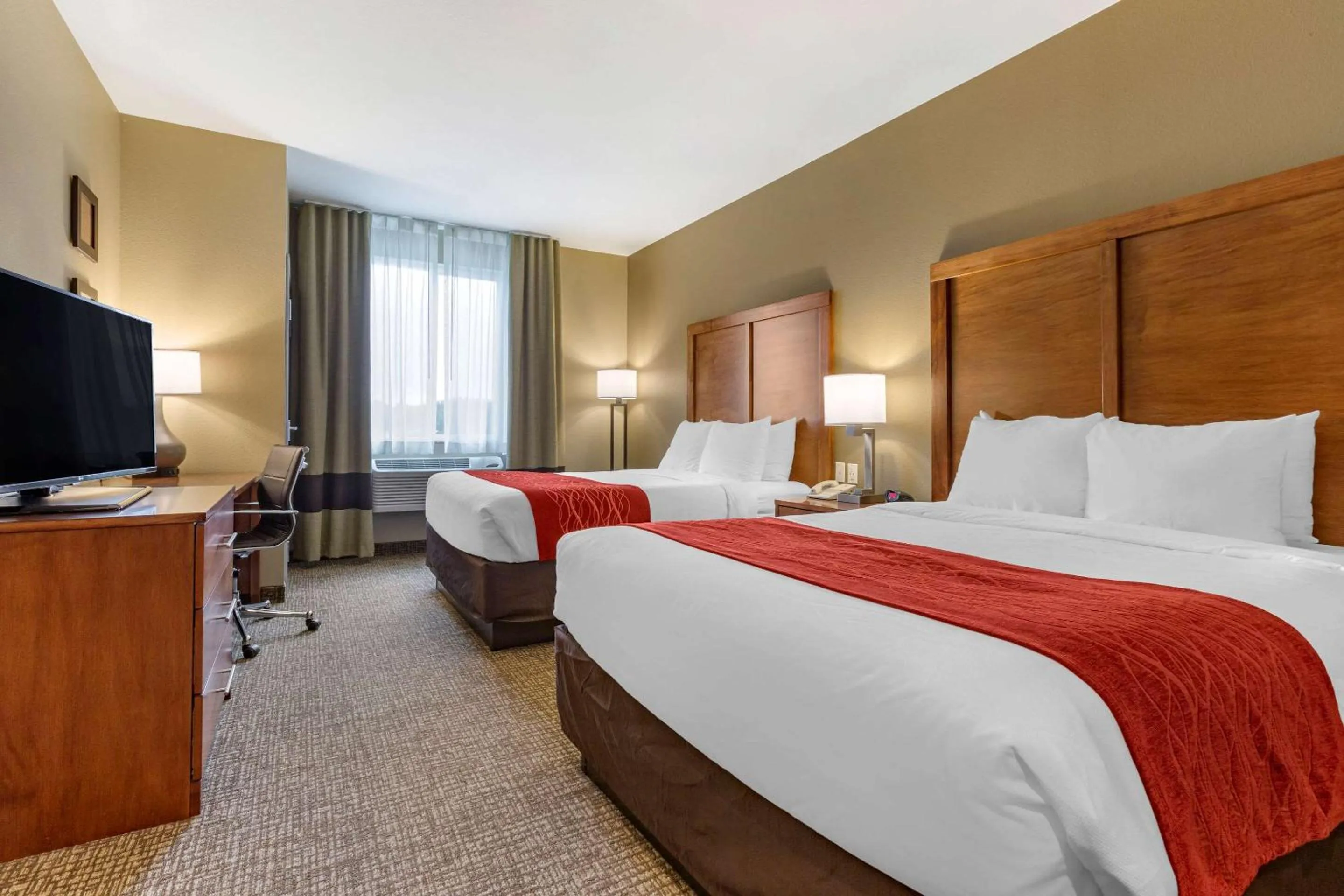 Photo of the whole room, Bed in Comfort Inn & Suites Near Mt Rushmore