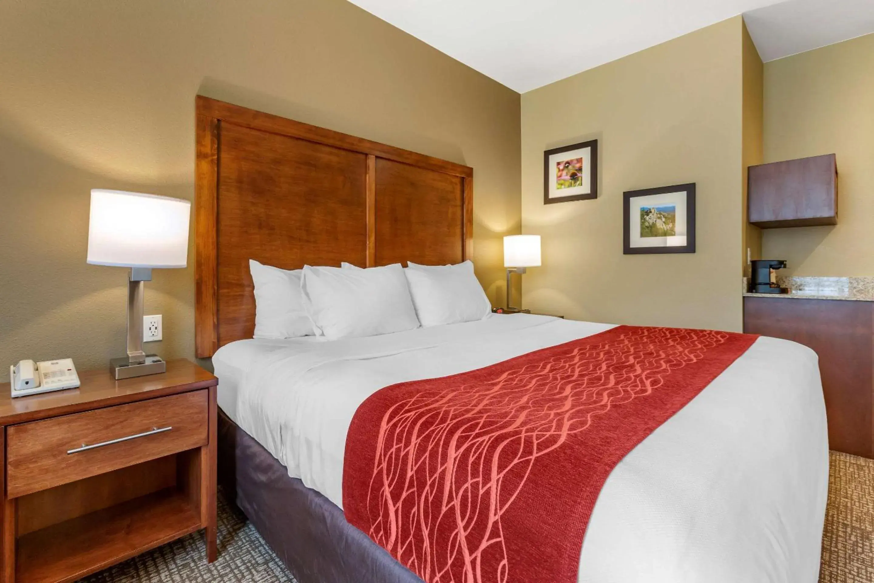 Photo of the whole room, Bed in Comfort Inn & Suites Near Mt. Rushmore