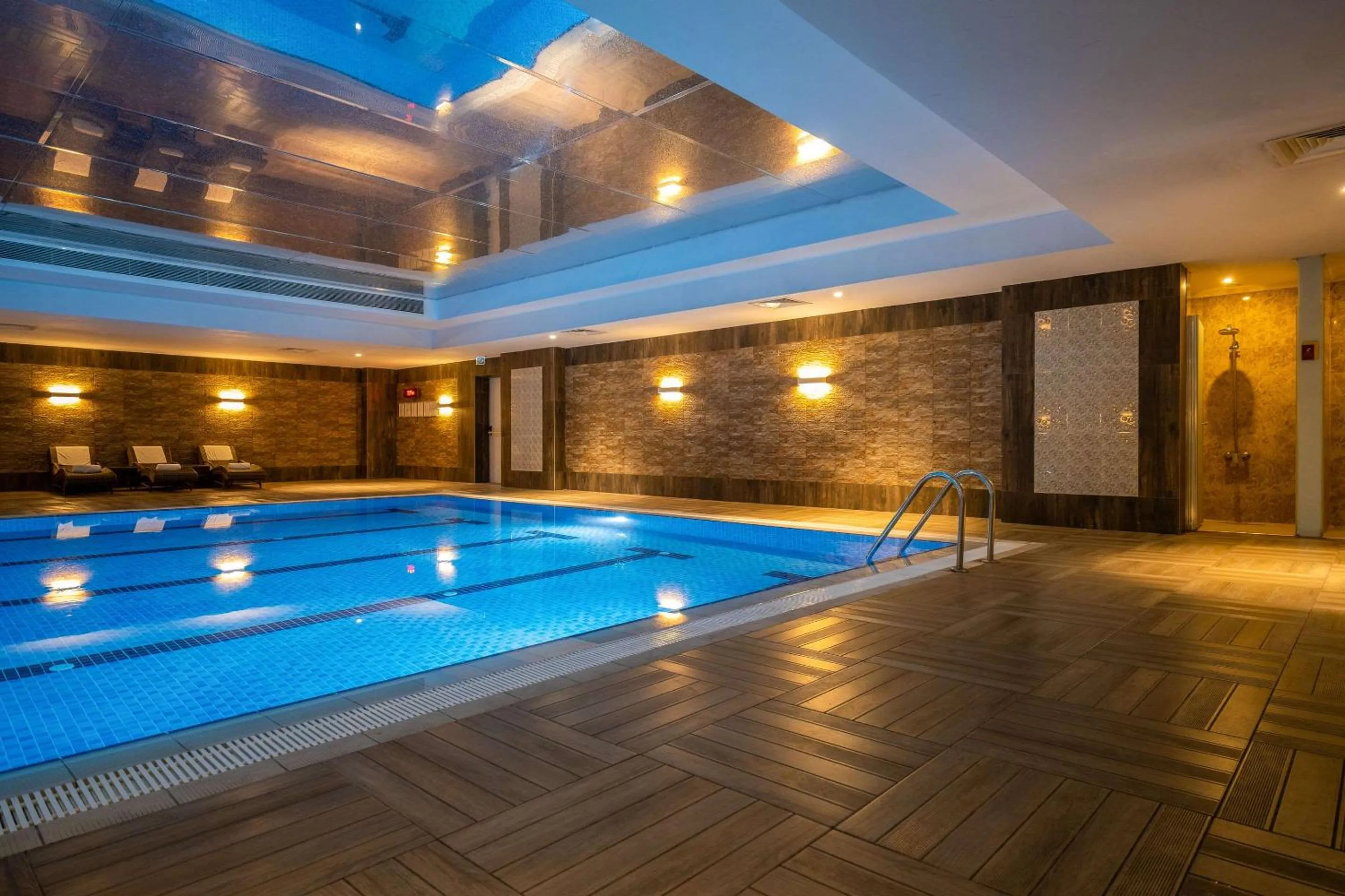 Swimming pool in Clarion Hotel Istanbul Mahmutbey