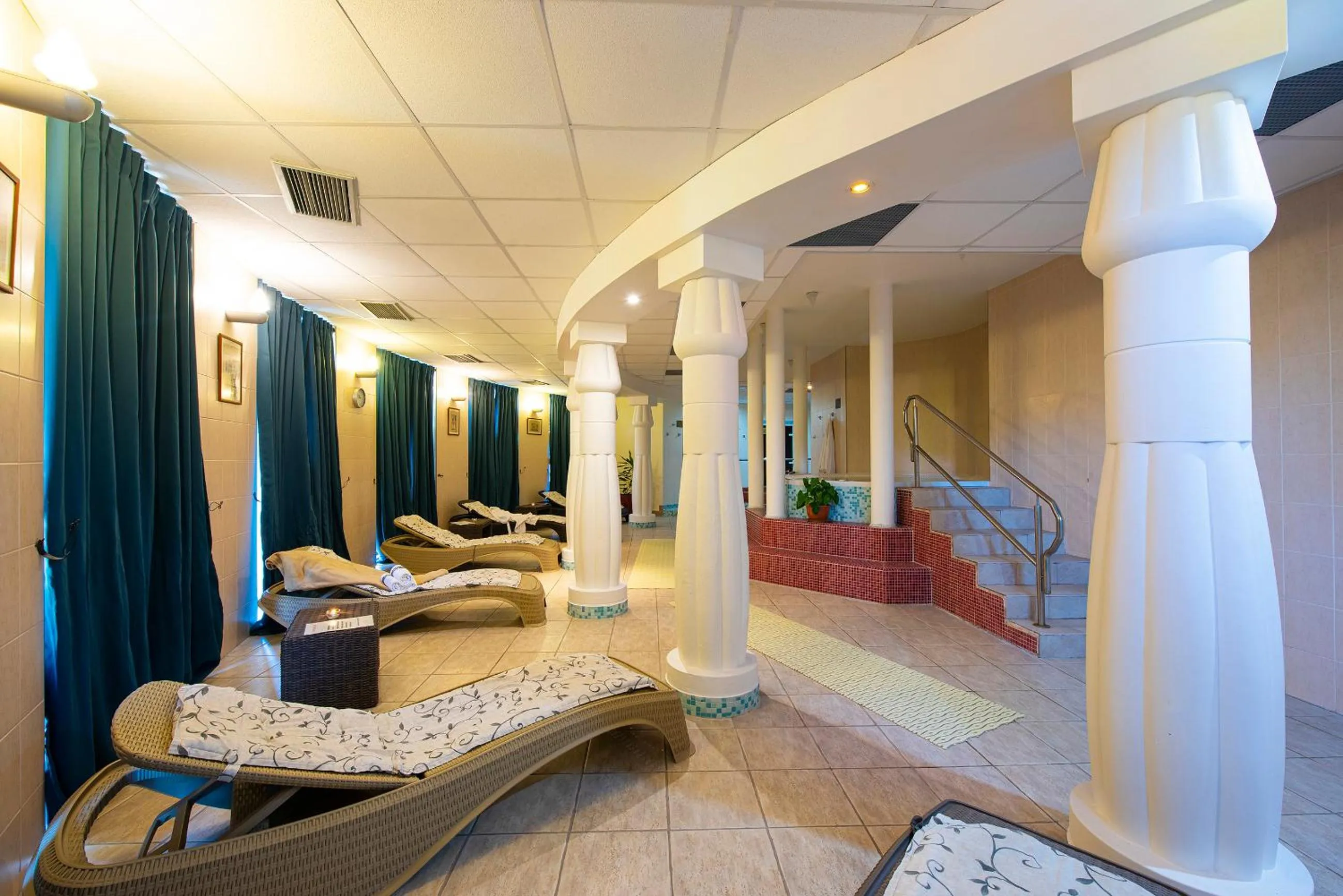 Swimming pool in President Hotel Montfort