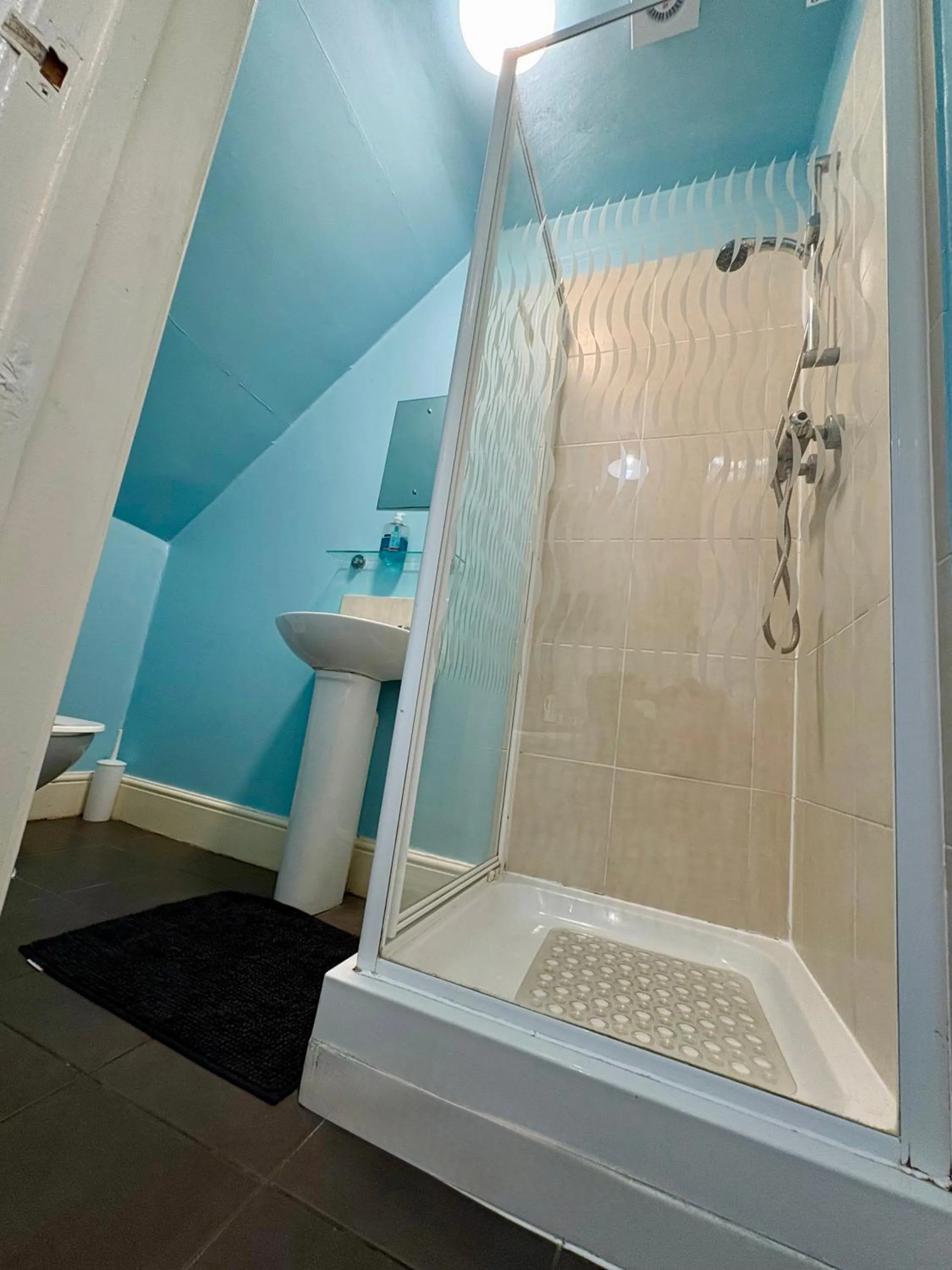 Shower in Travellers Rest Motel