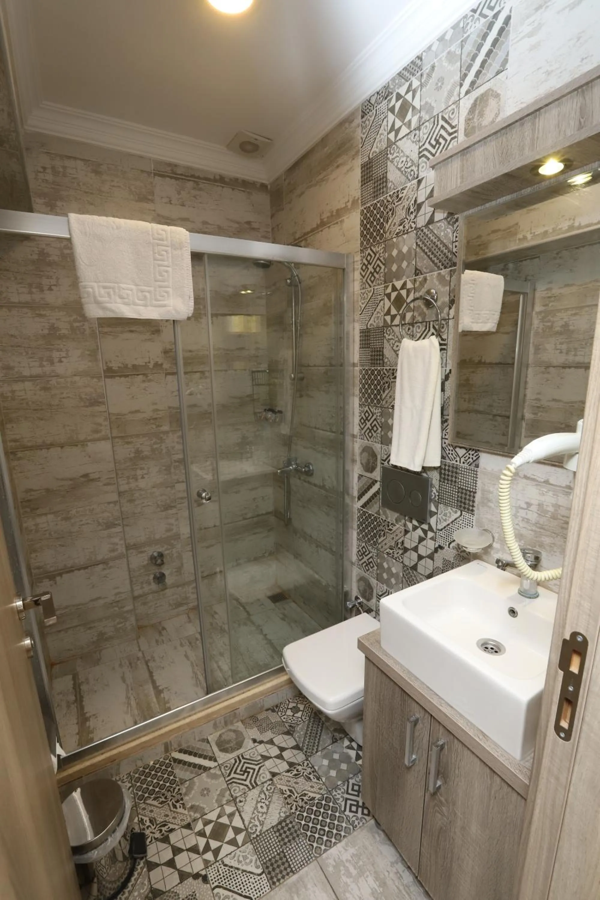 Shower in Street61 Apart Hotel