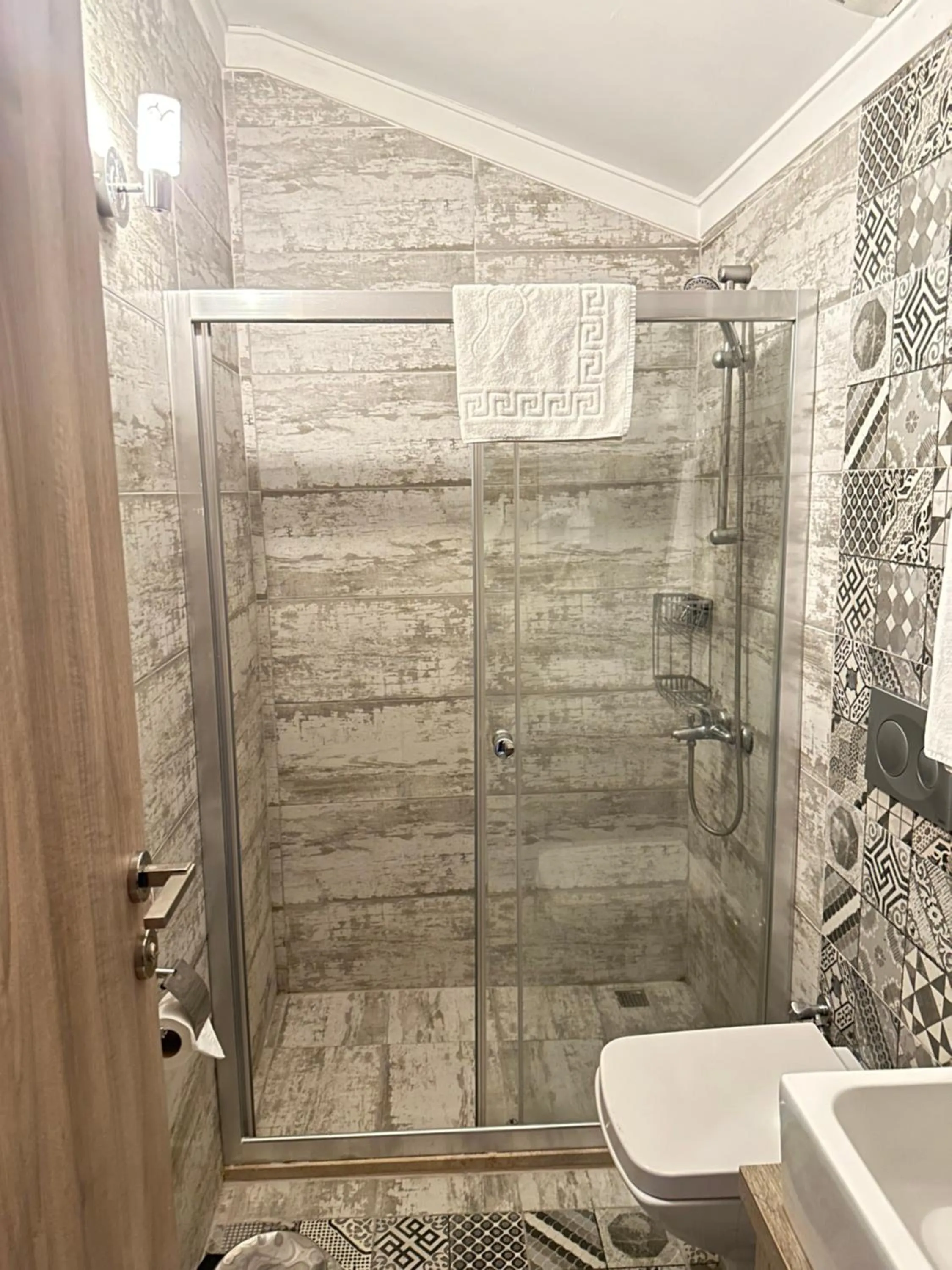 Shower in Street61 Apart Hotel