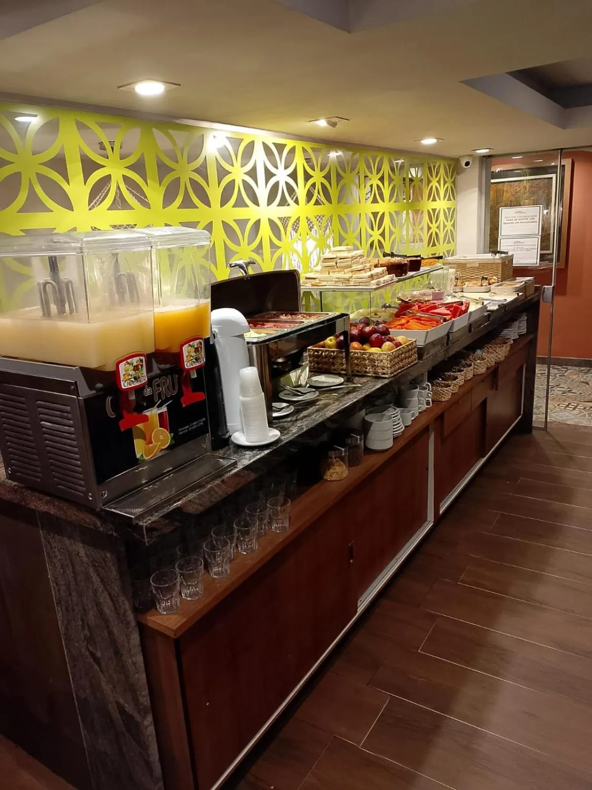 Food and drinks in Downtown Santana Hotel