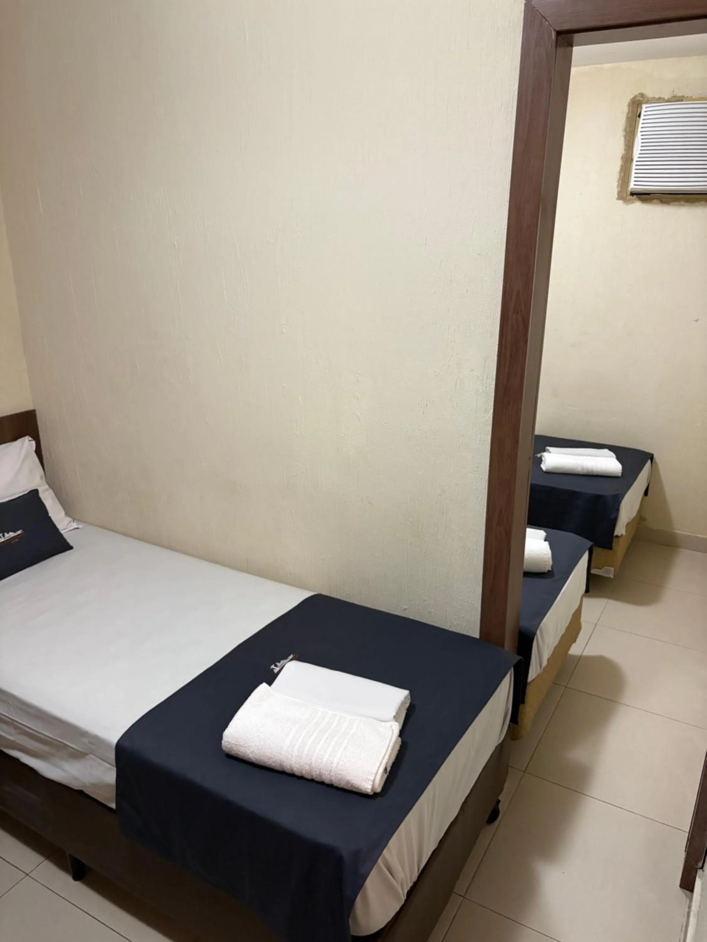 Photo of the whole room, Bed in Downtown Santana Hotel