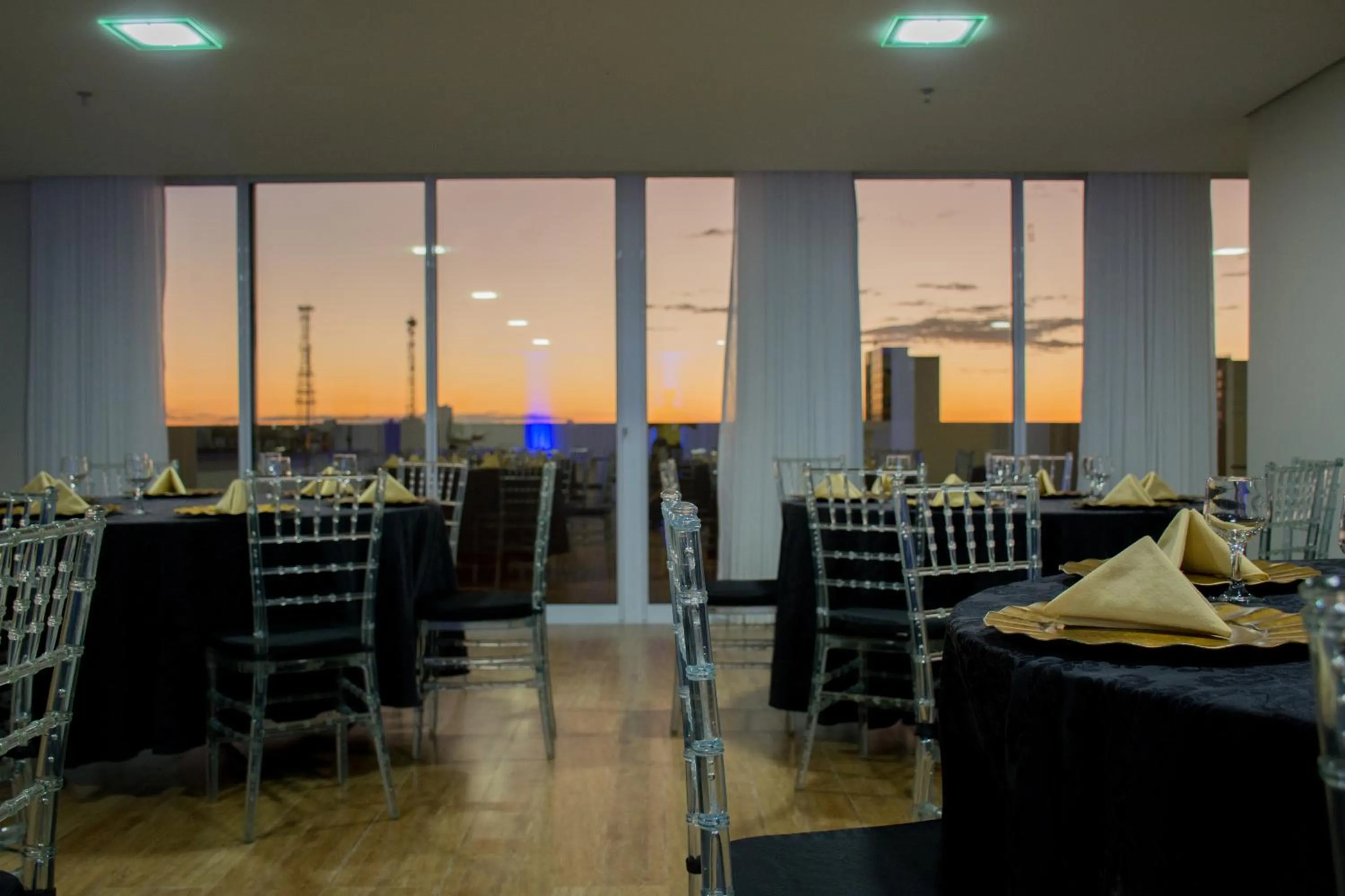 Restaurant/places to eat in Select Hotel