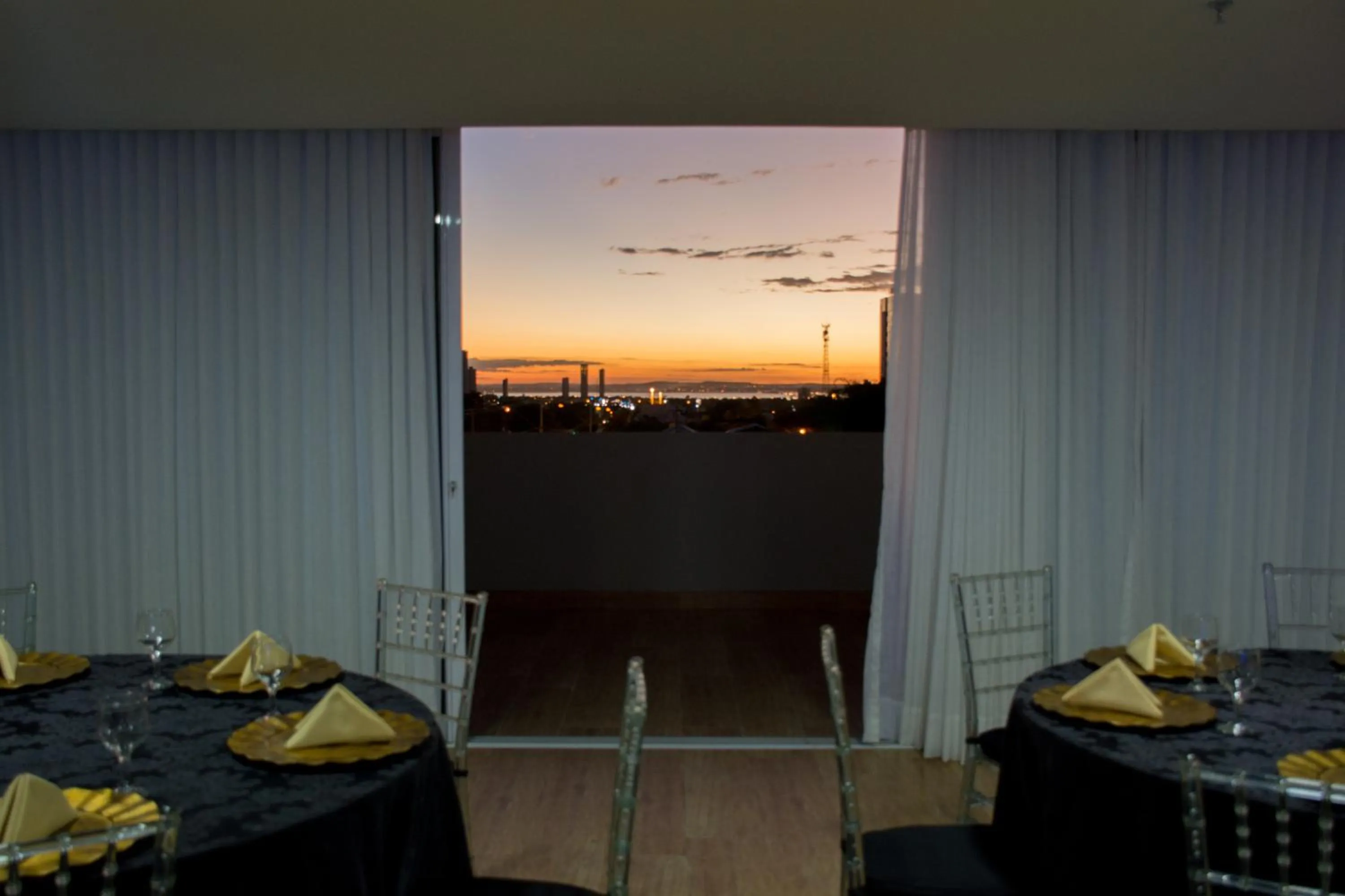 Restaurant/places to eat in Select Hotel