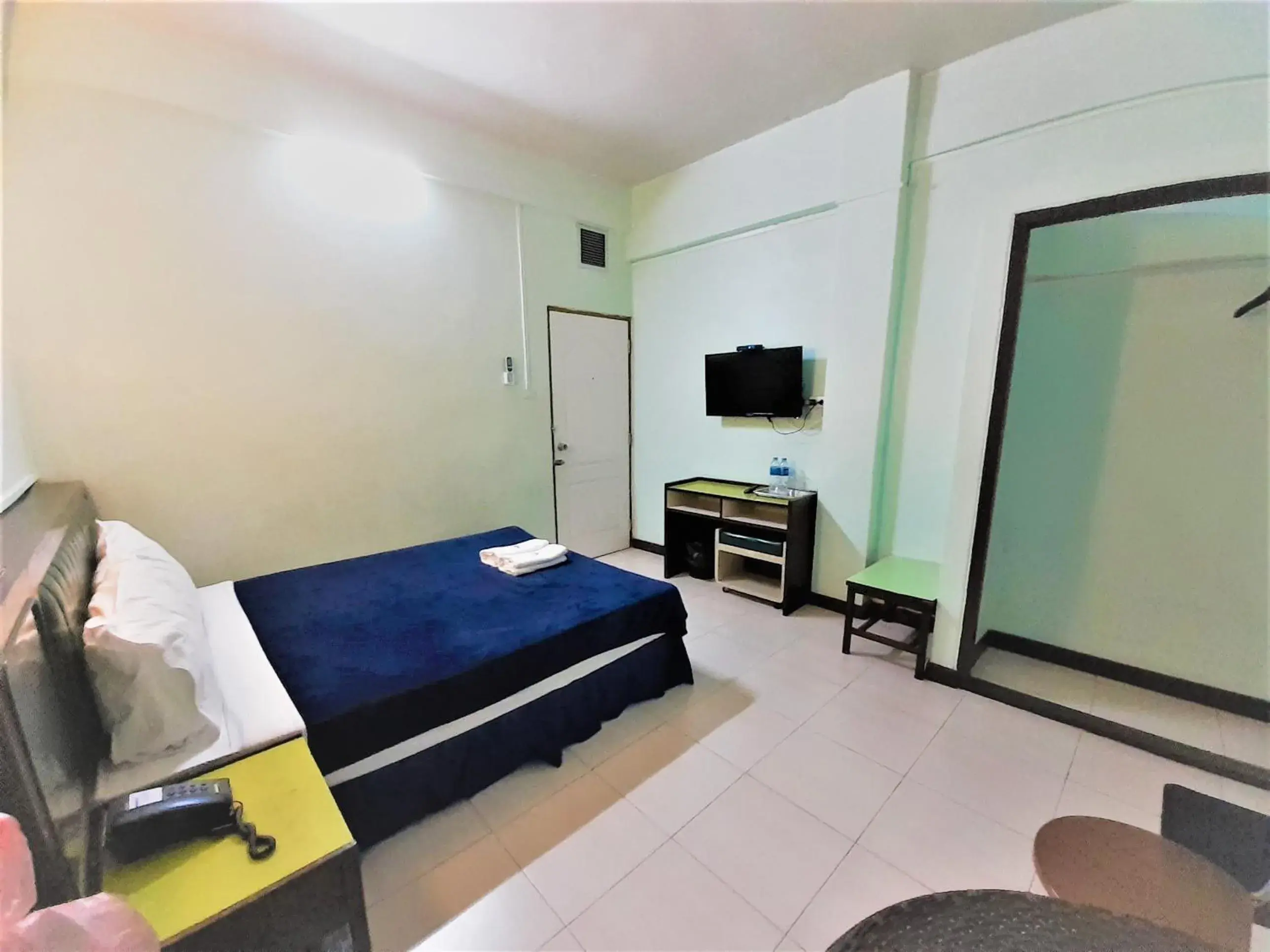 Photo of the whole room, Bed in Singapore Hotel Photo of the whole room, Bed in Singapore Hotel