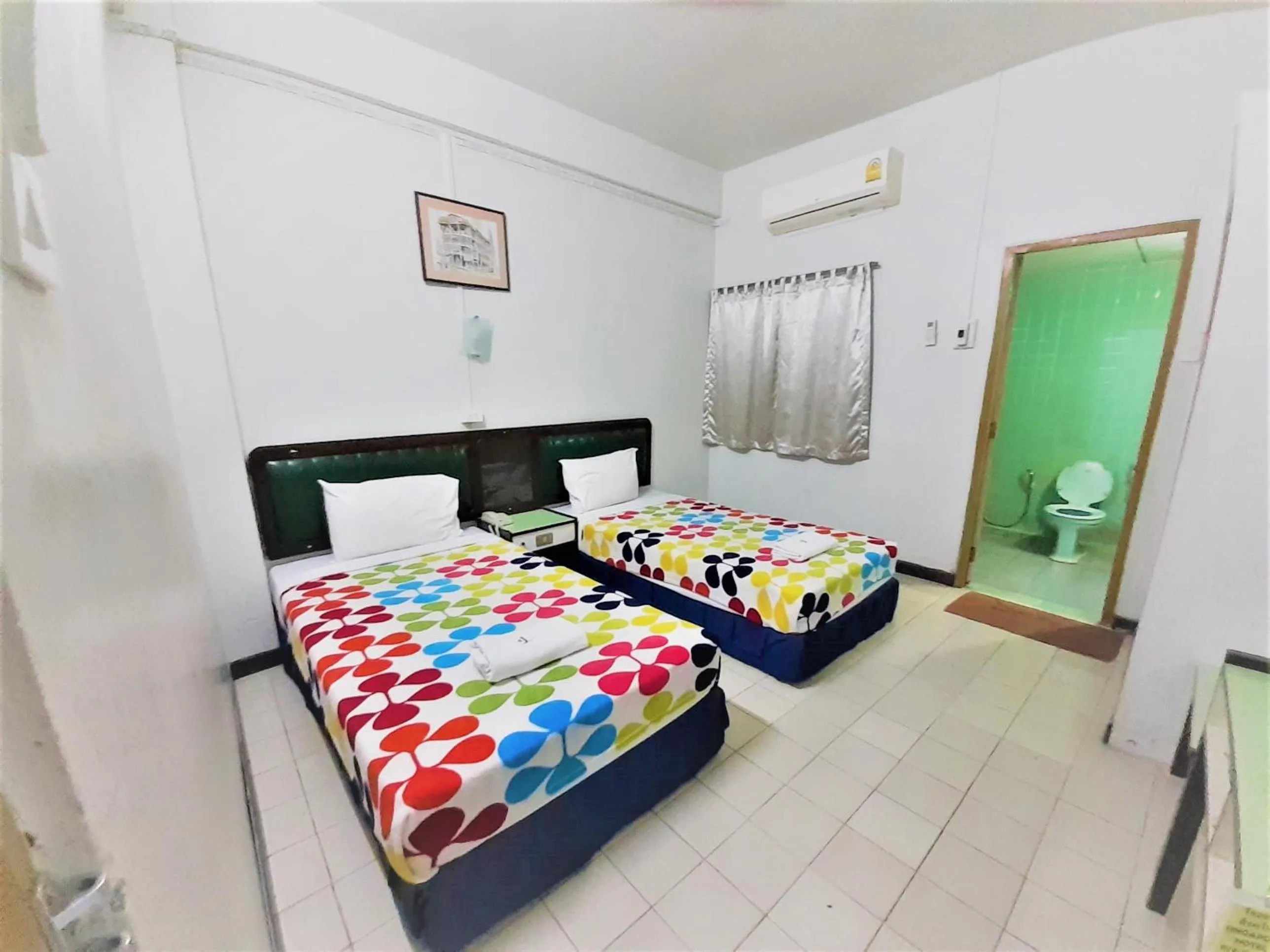 Photo of the whole room in Singapore Hotel