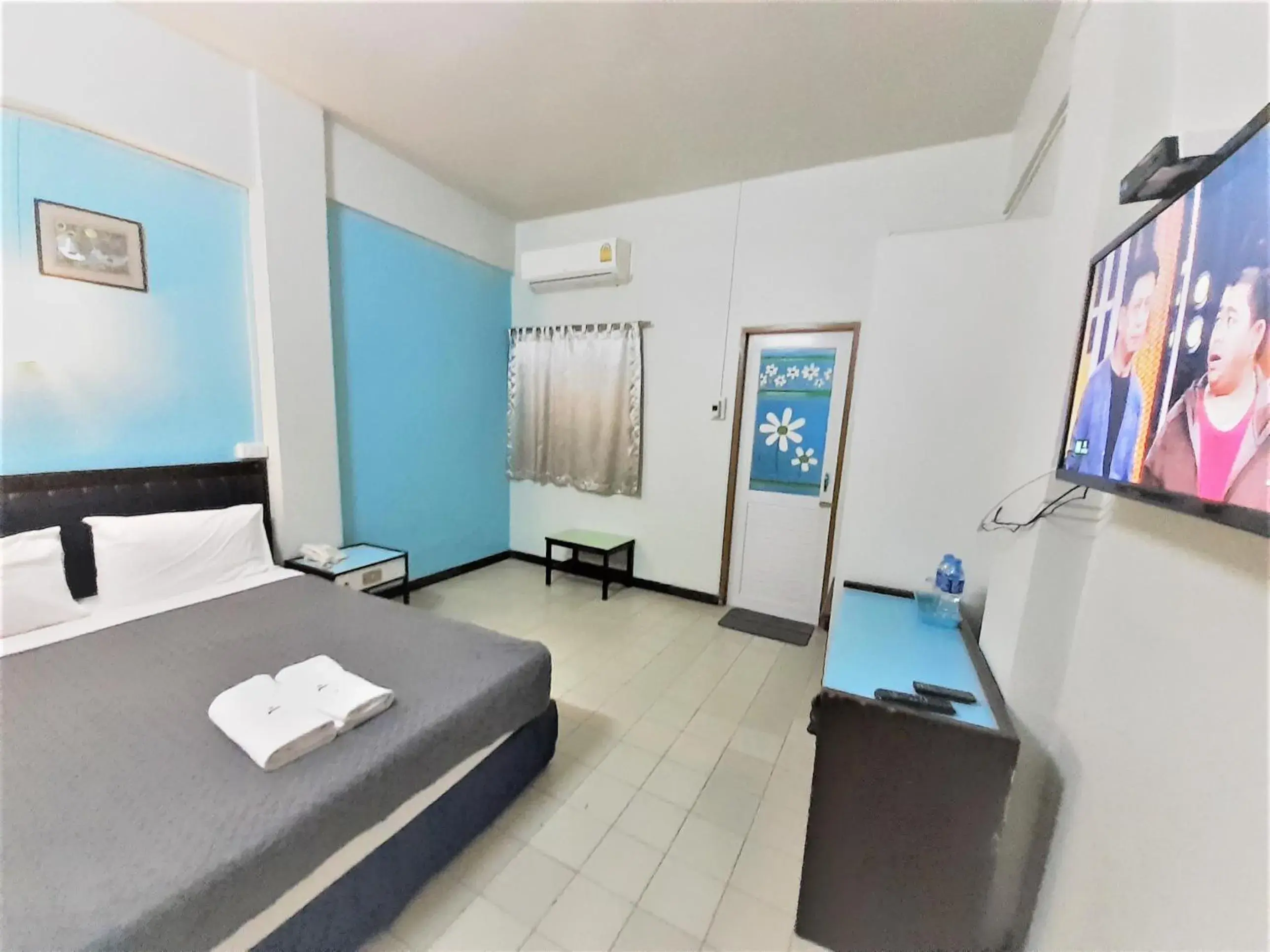 Photo of the whole room, Bed in Singapore Hotel Photo of the whole room, Bed in Singapore Hotel