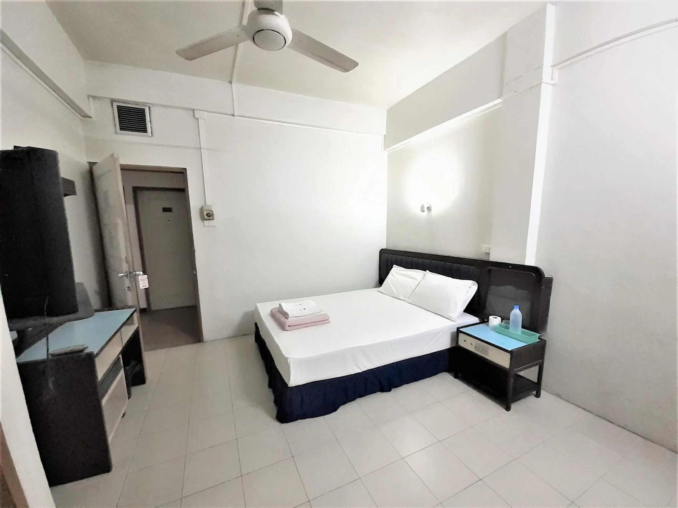 Photo of the whole room in Singapore Hotel