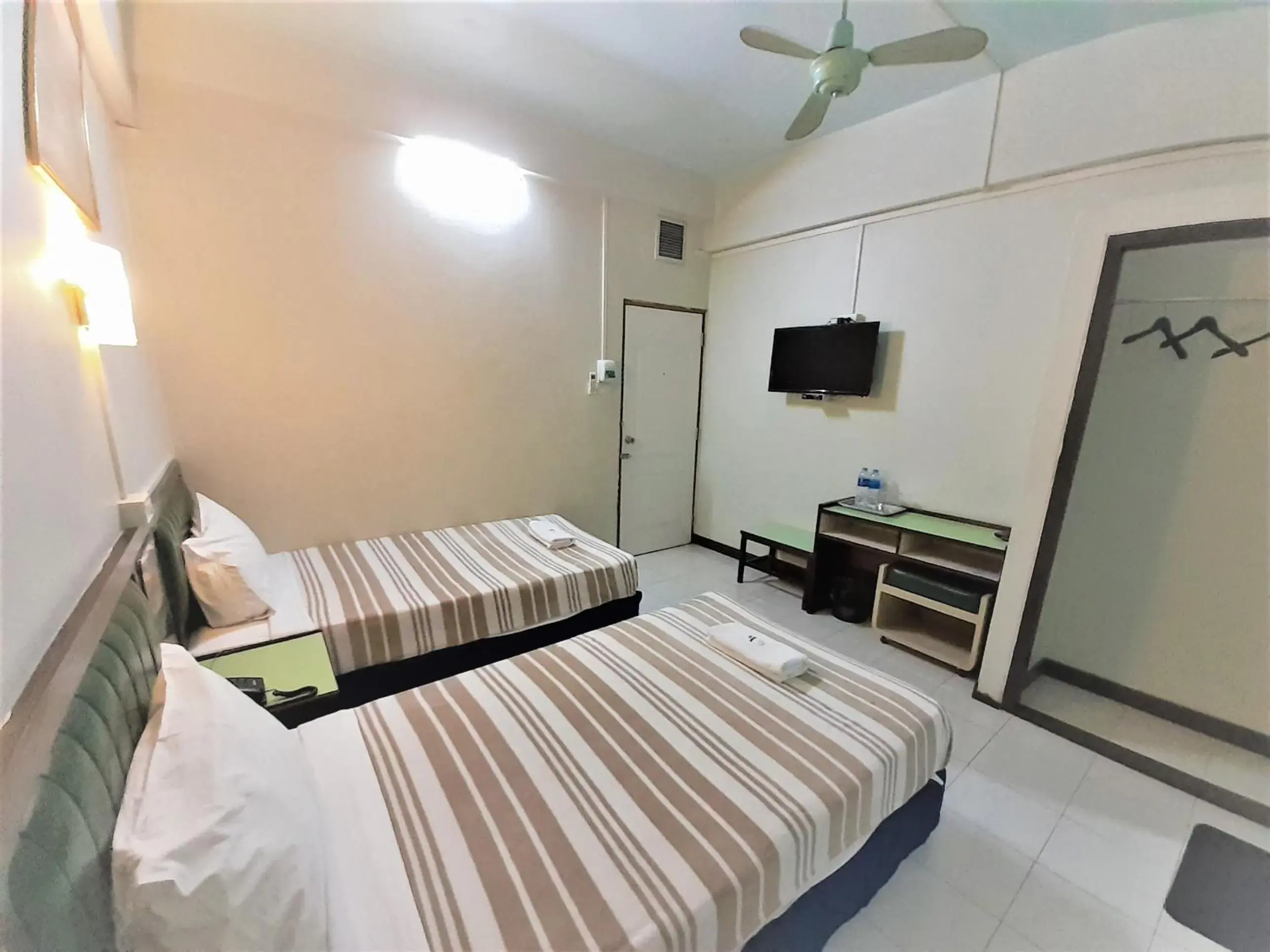 Photo of the whole room, Bed in Singapore Hotel Photo of the whole room, Bed in Singapore Hotel