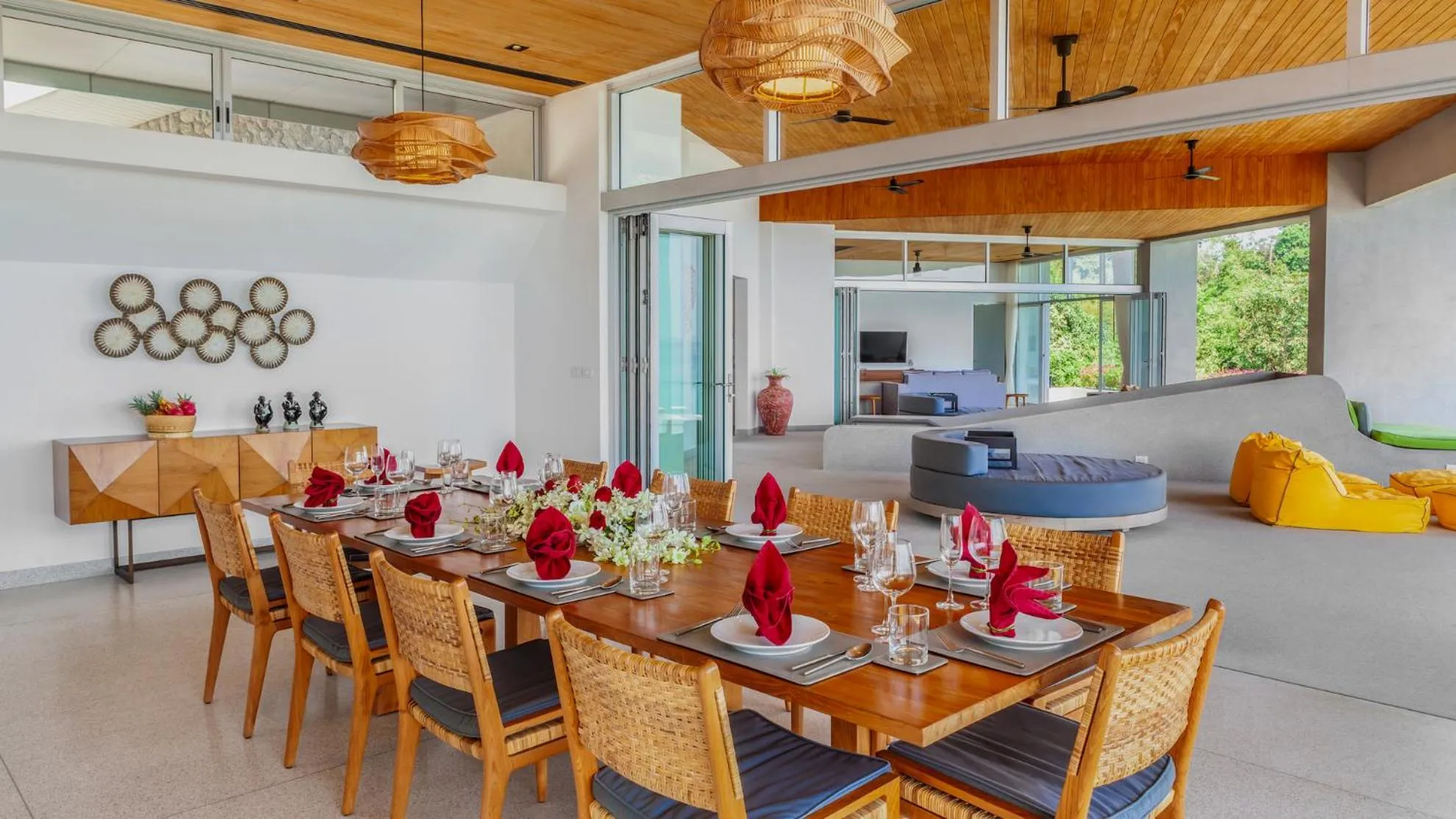 Restaurant/places to eat in Villa Leelawadee