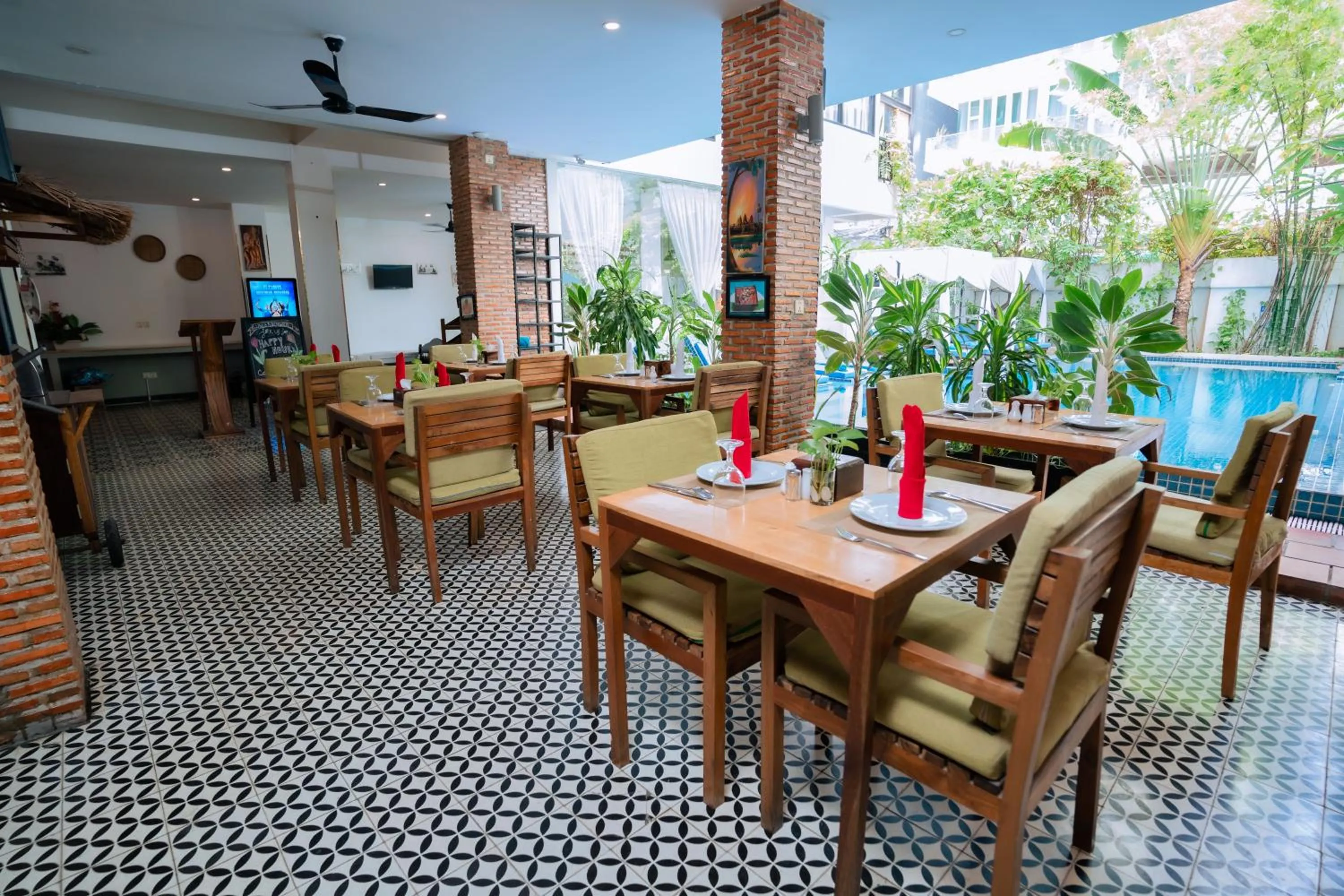 Restaurant/places to eat in Home Chic Hotel