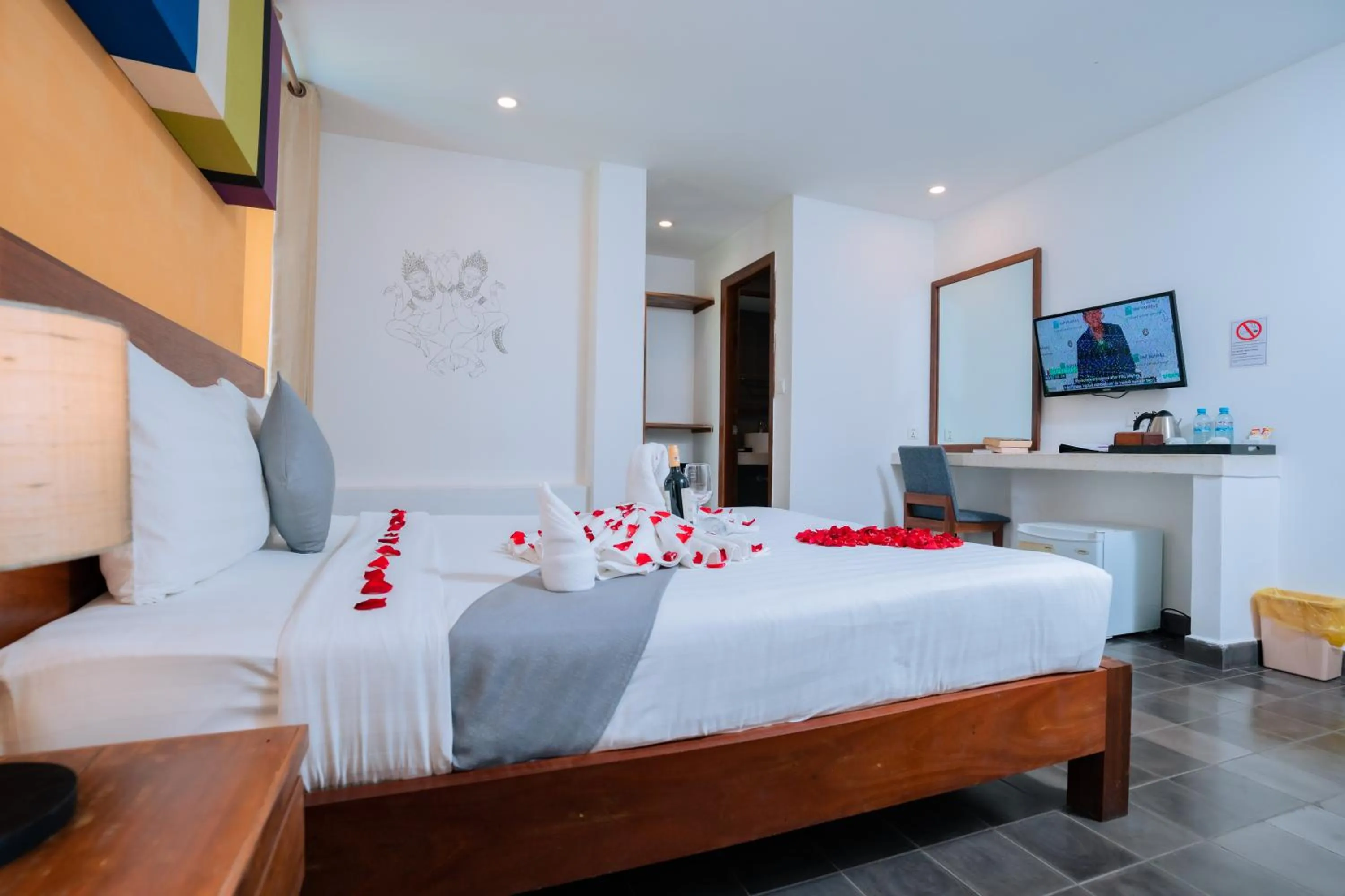 TV and multimedia, Bed in Home Chic Hotel