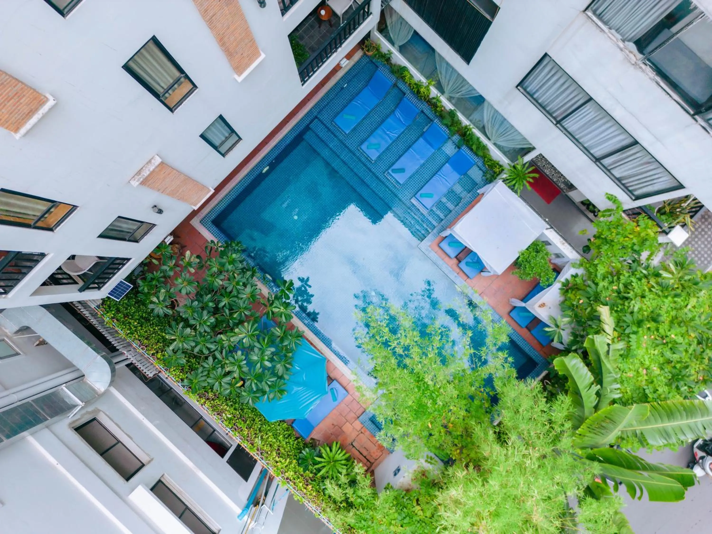 Swimming pool in Home Chic Hotel