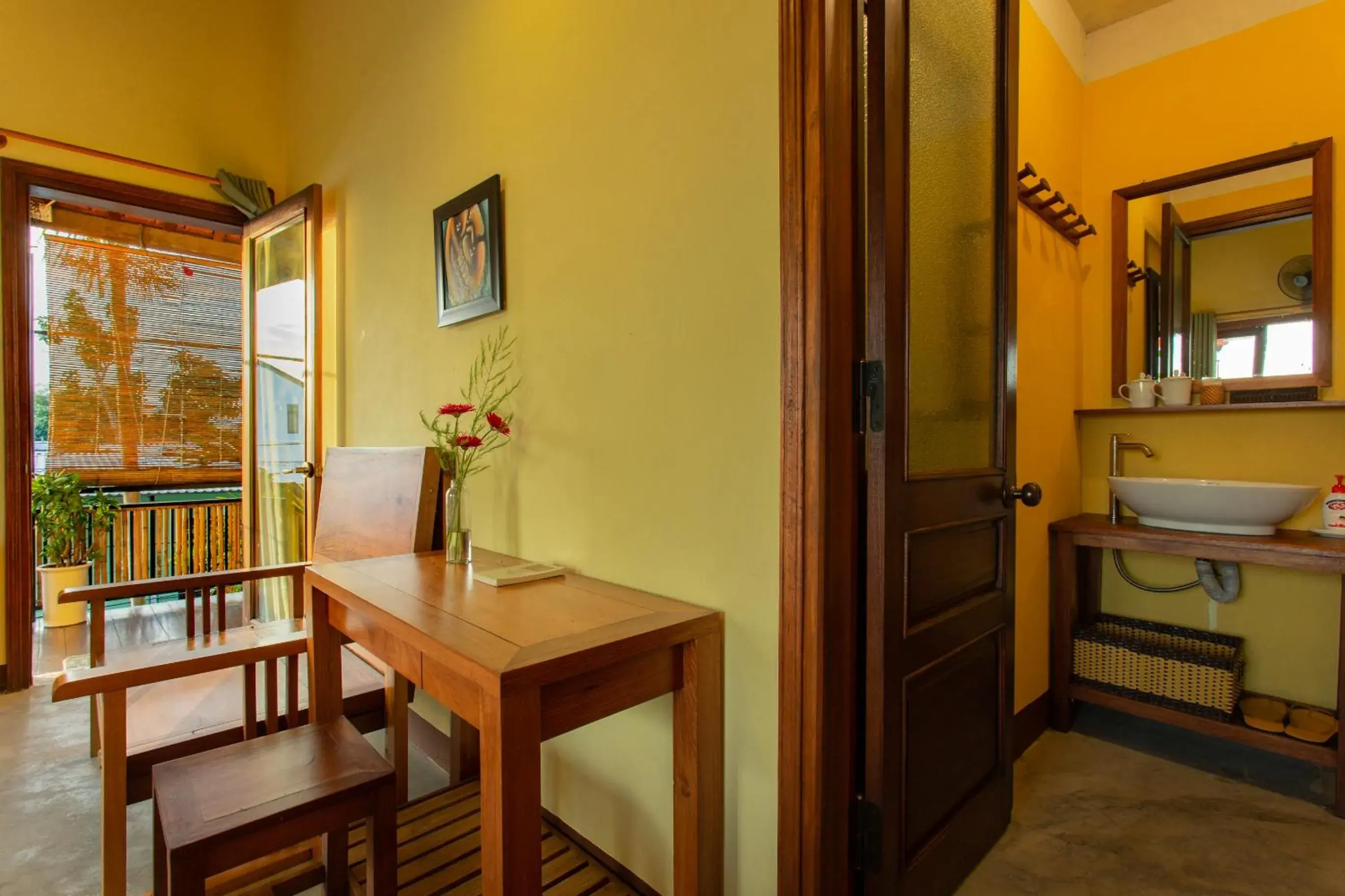 Deluxe Double Room with Balcony - single occupancy in Chez Xuân ở Hội An - Rooms & more Deluxe Double Room with Balcony - single occupancy in Chez Xuân ở Hội An - Rooms & more