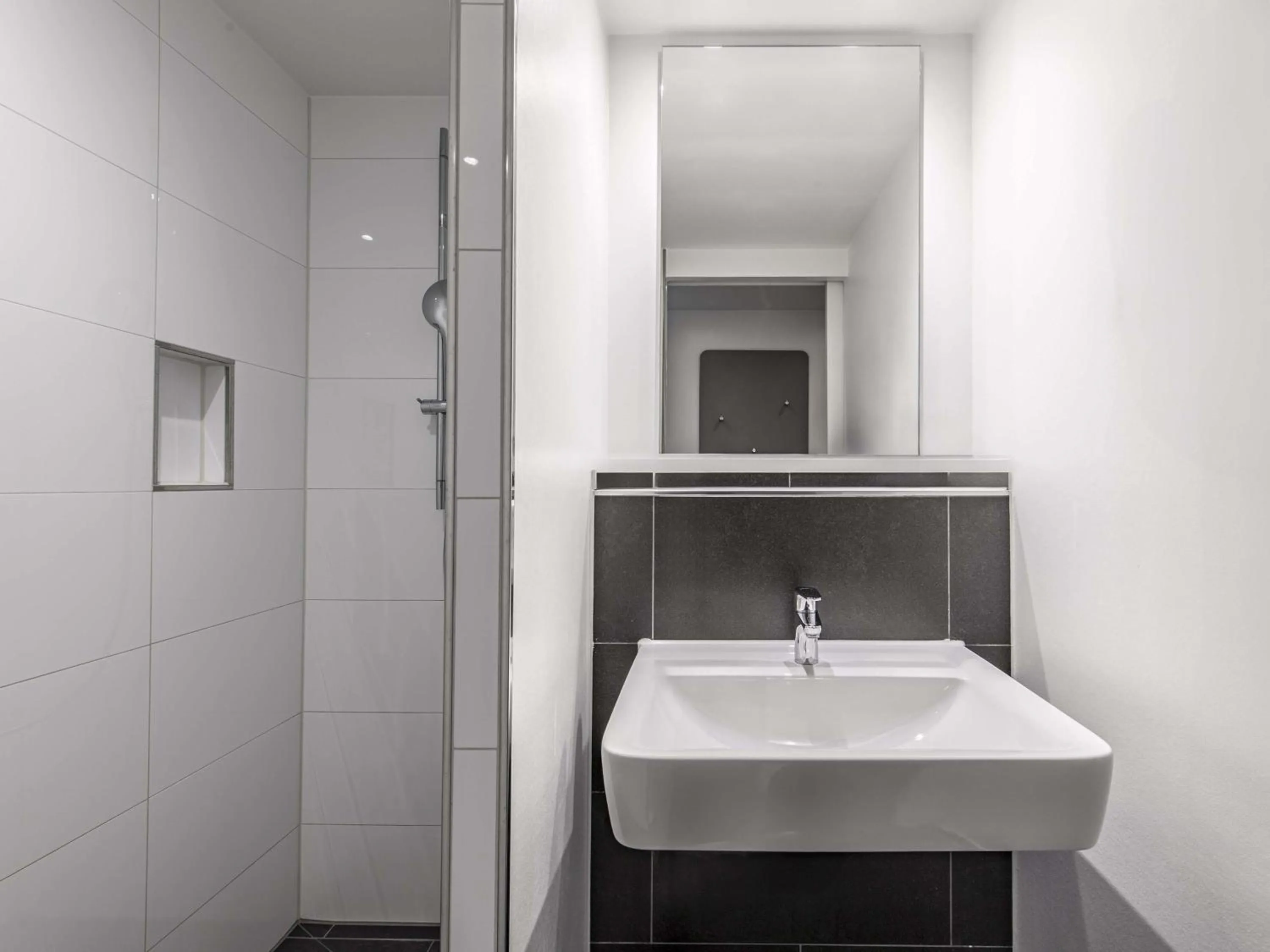 Shower in B&B Hotel München-Olympiapark