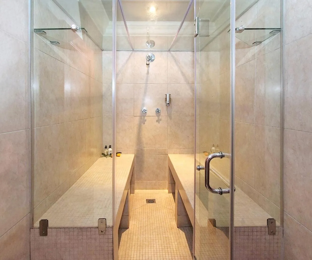 Shower in uShaka Manor Guest House