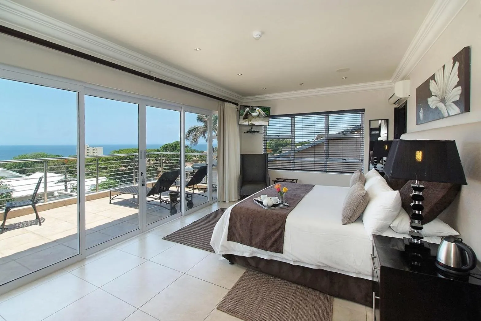 TV and multimedia, Bed in uShaka Manor Guest House