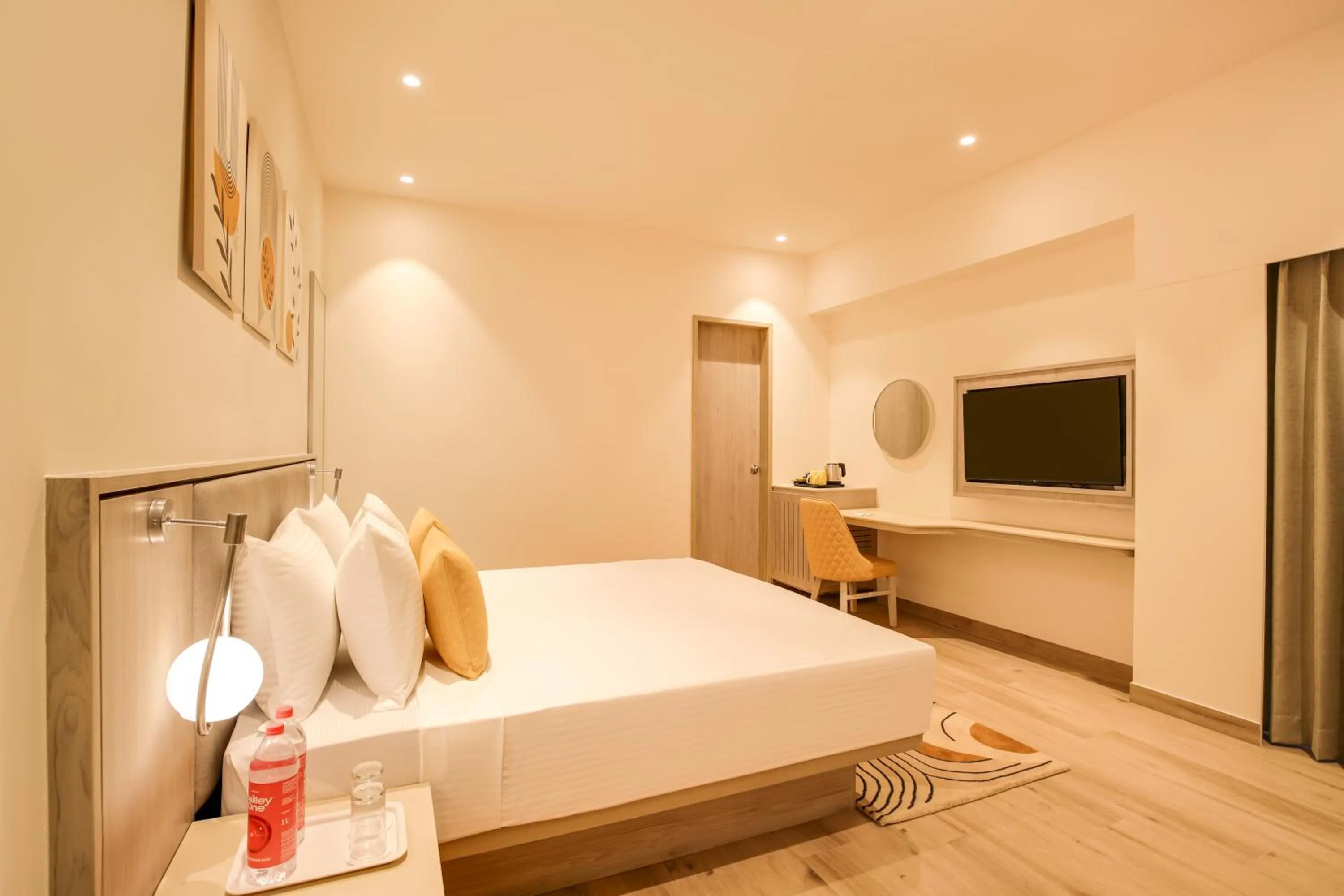 Bedroom, Bed in Lemon Tree Hotel, Jamnagar