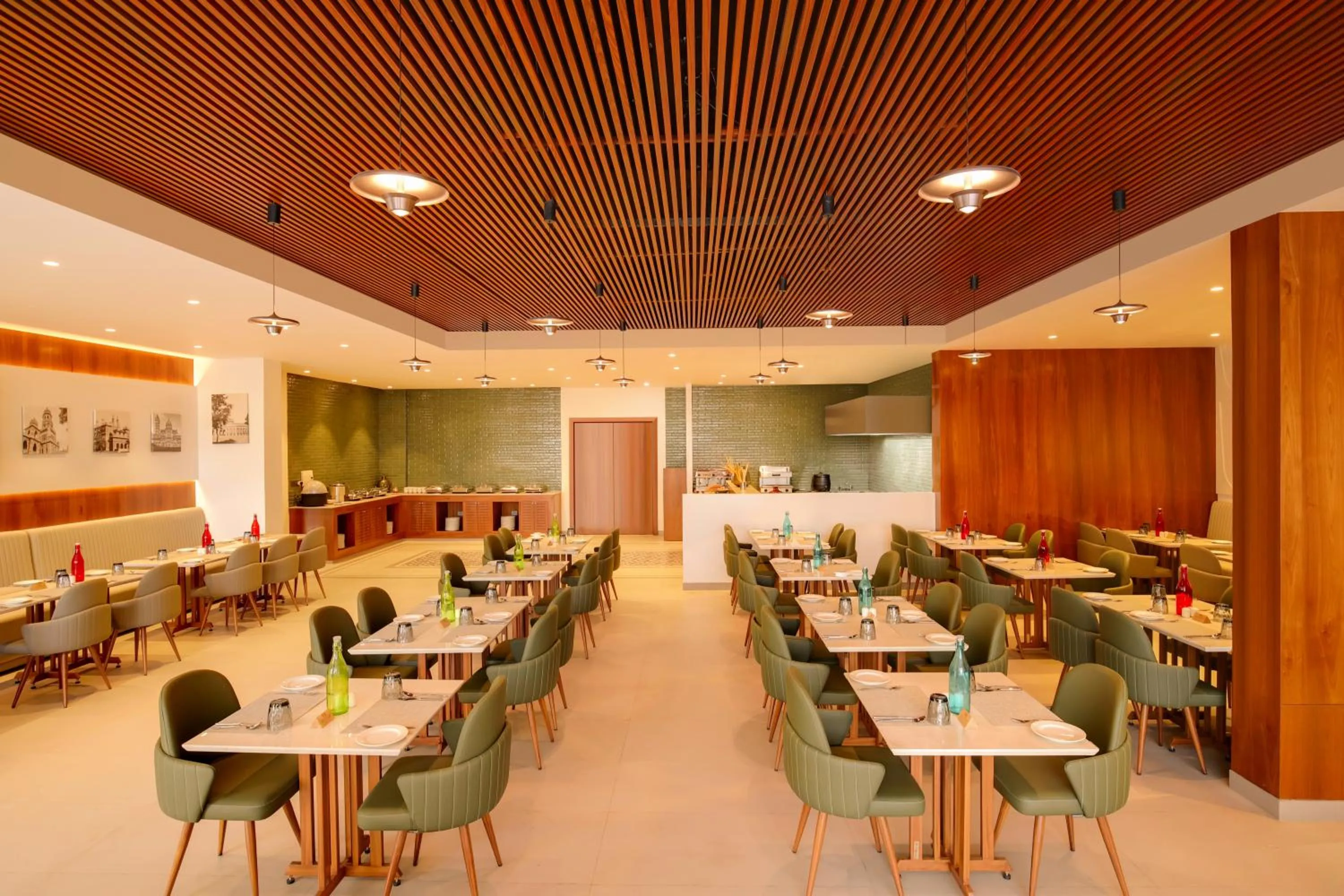 Restaurant/places to eat in Lemon Tree Hotel, Jamnagar