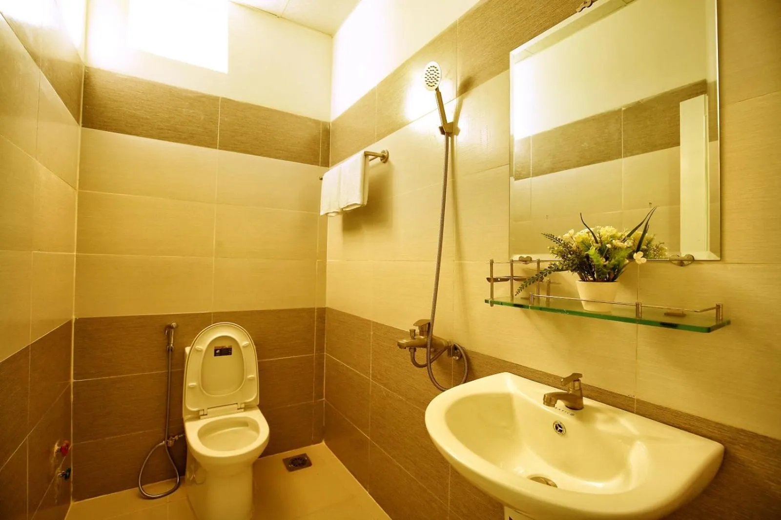 Bathroom in Hoang Linh Hotel