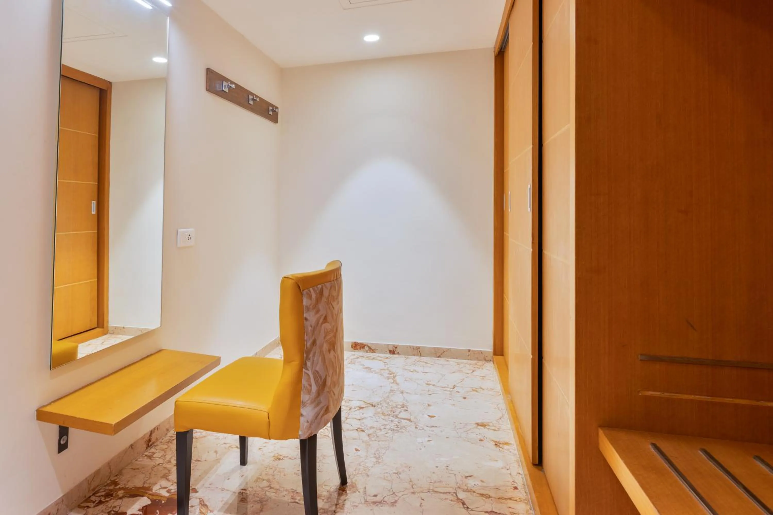 wardrobe in CJ Pallazzio,Salem