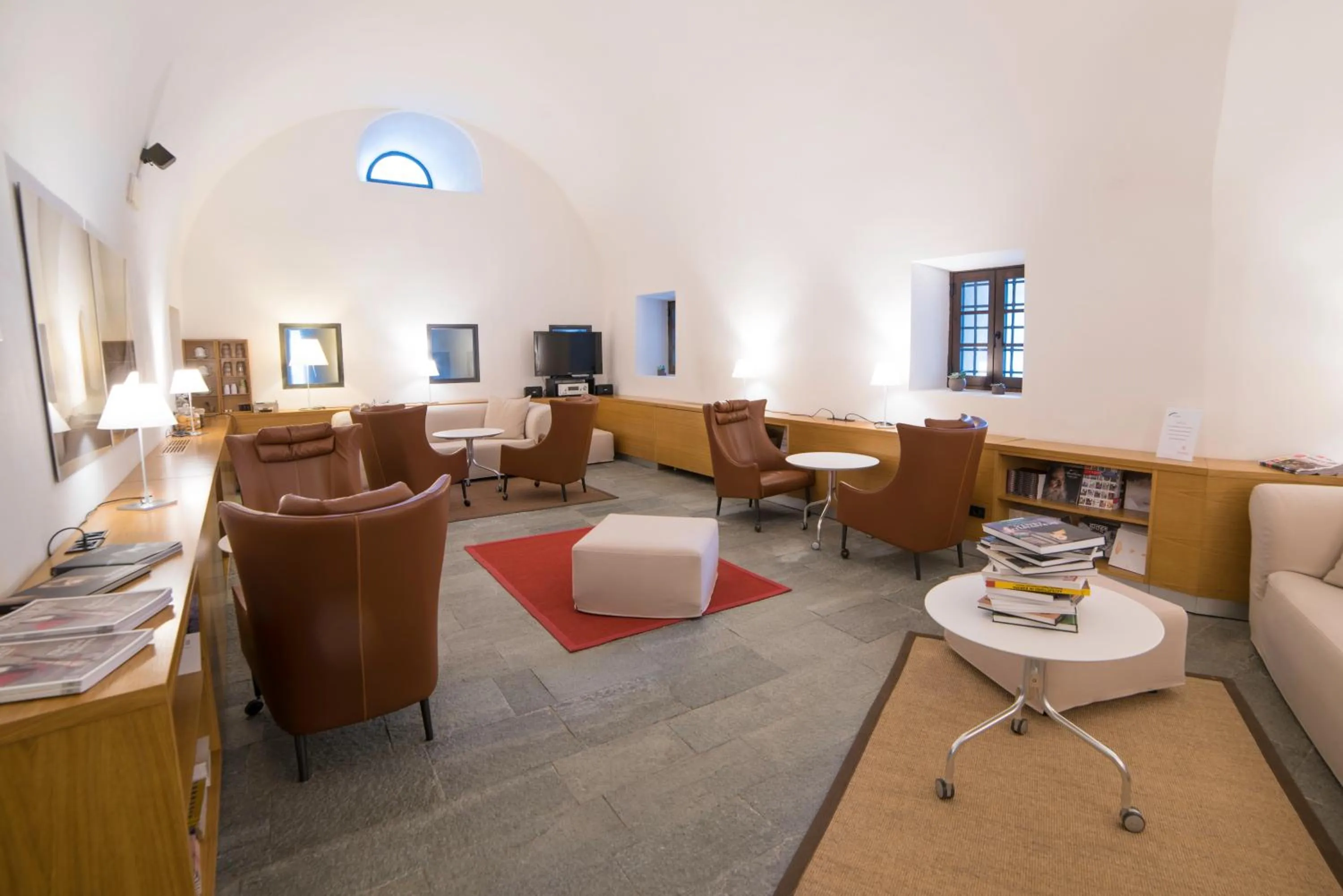 Communal lounge/ TV room in Hotel Cavour Et Des Officiers