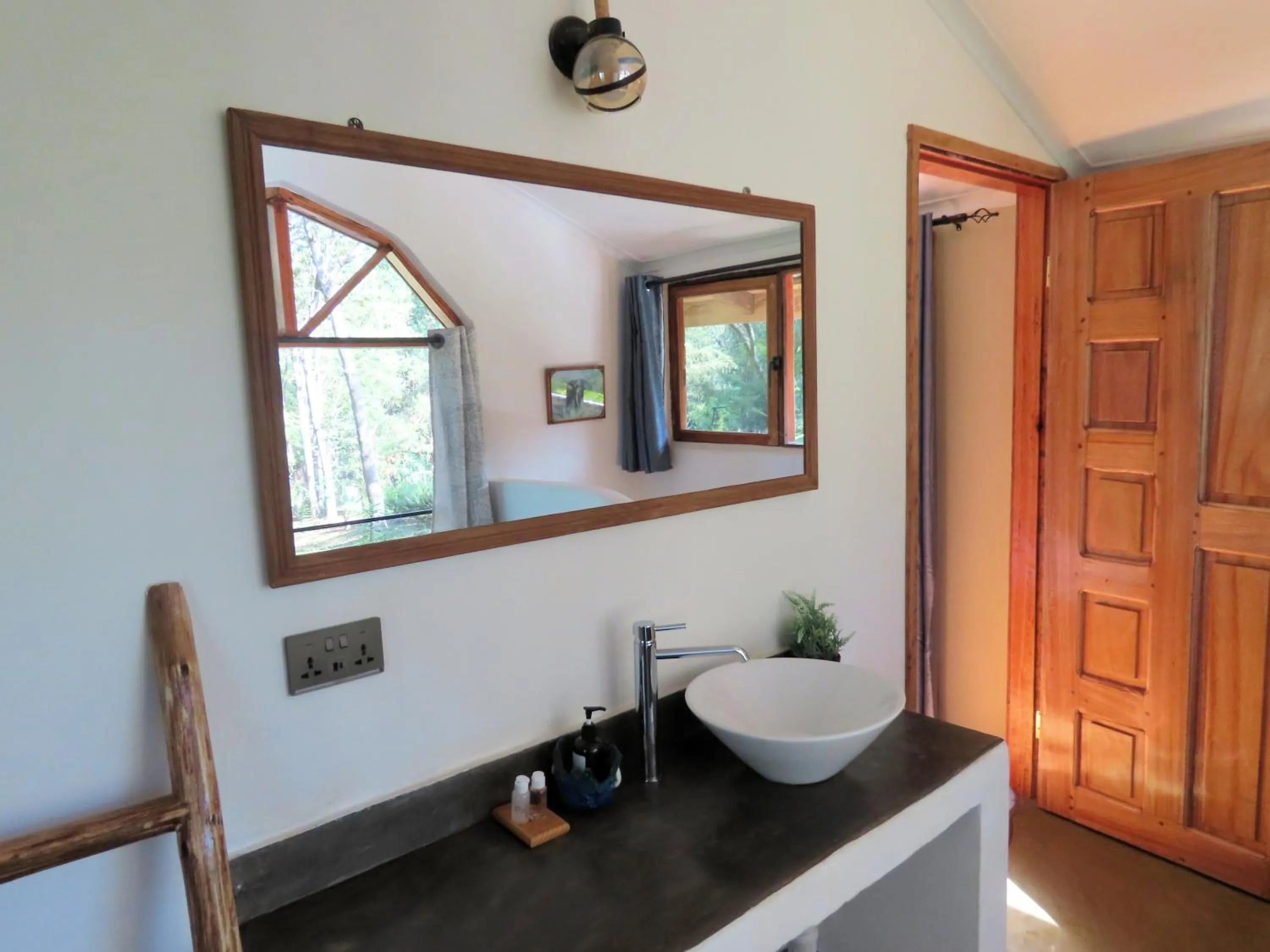 Bathroom in Lawns Hotel