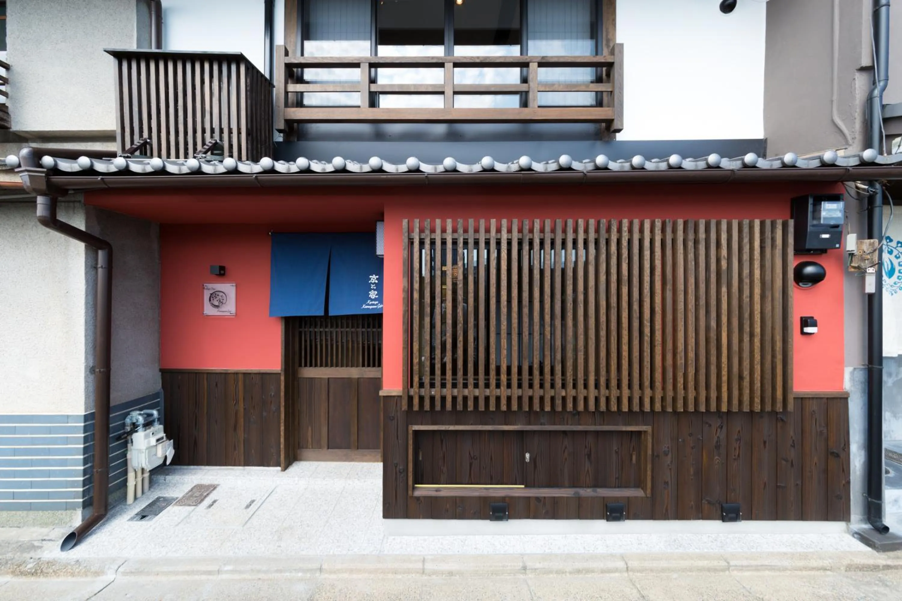 Facade/entrance in 京と家 鴨川五条 -Kyotoya Kamogawagojo-
