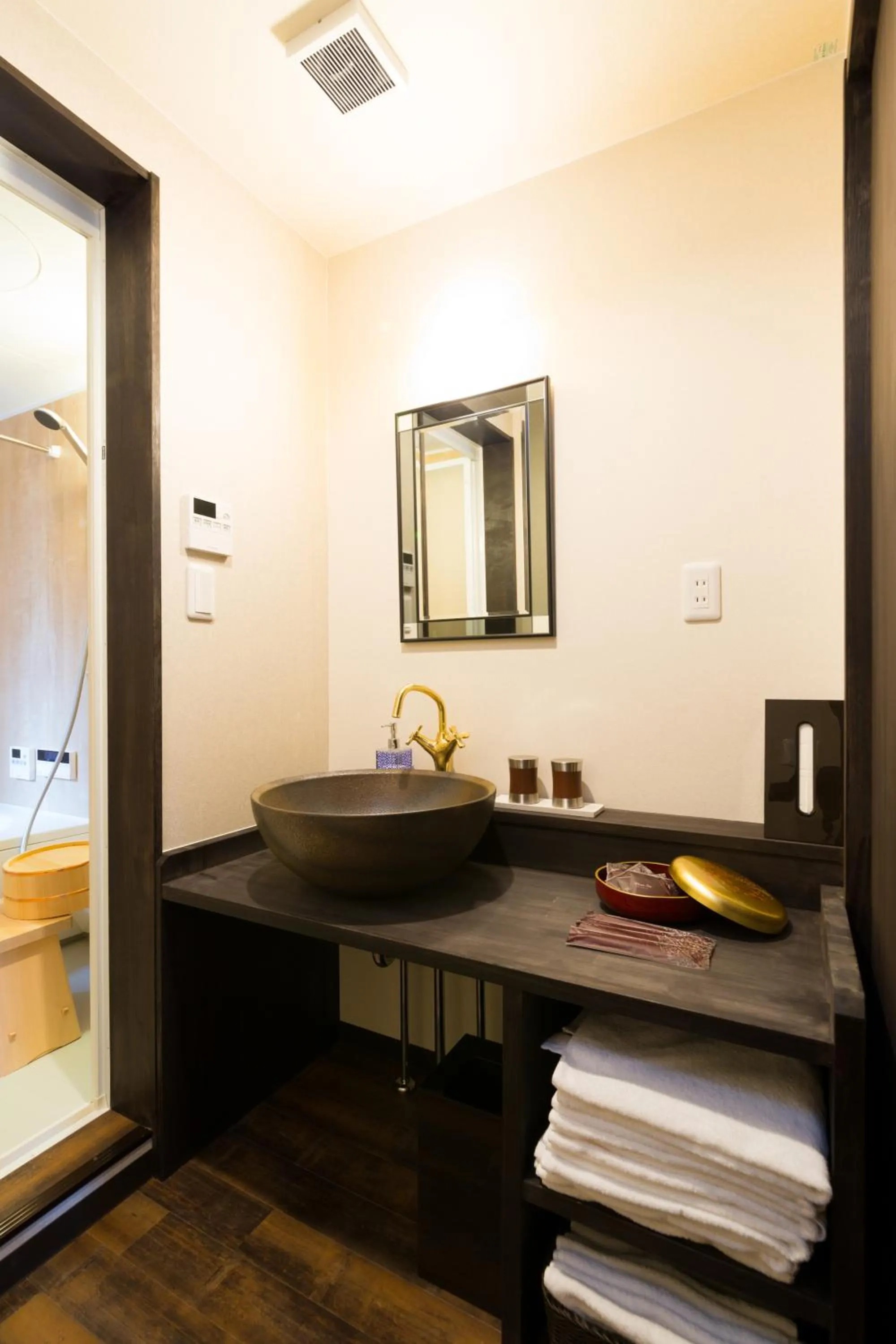 Bathroom in 京と家 鴨川五条 -Kyotoya Kamogawagojo-