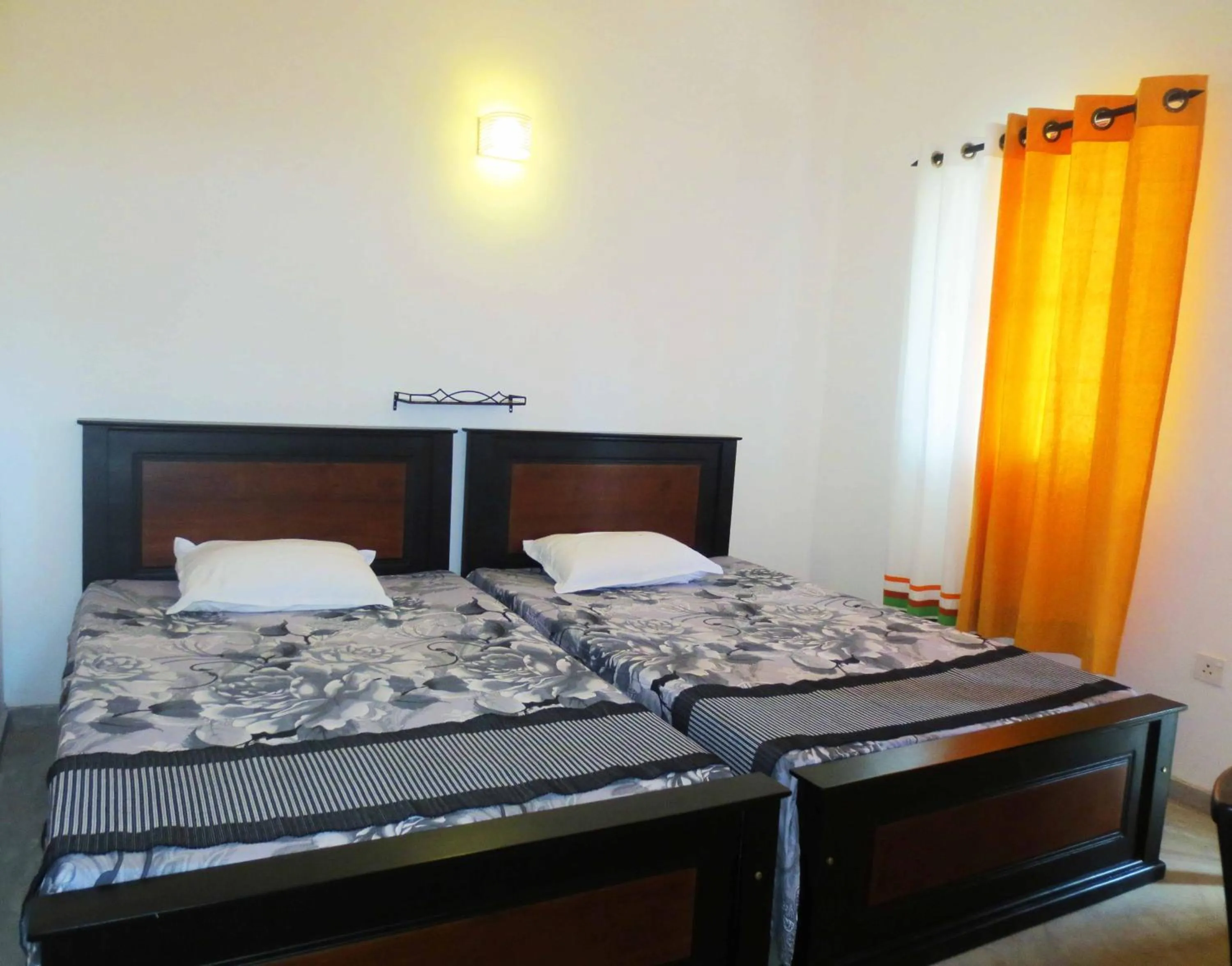 Photo of the whole room, Bed in Pelican View Cottages