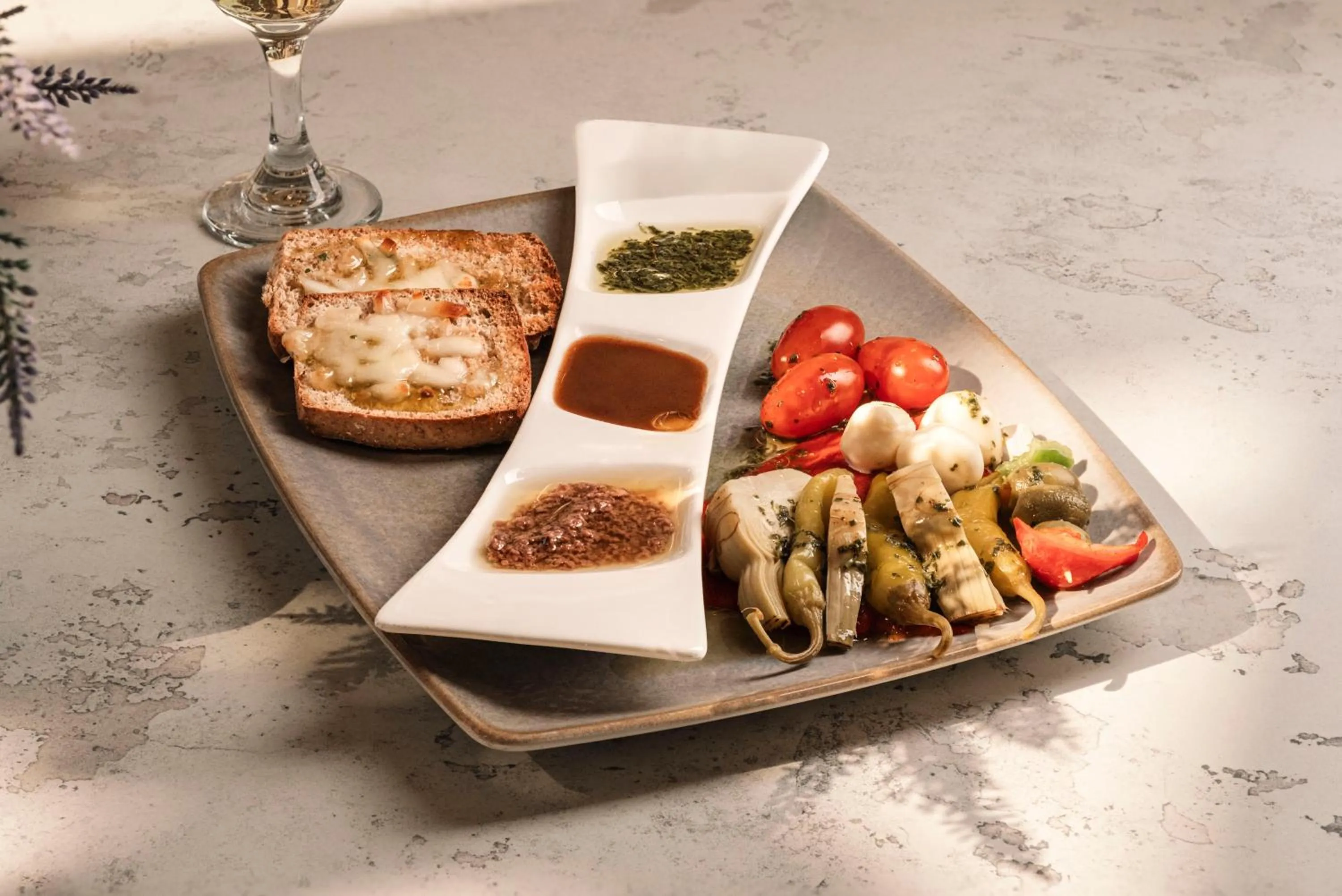 Restaurant/places to eat in Leonardo Laura Beach & Splash Resort