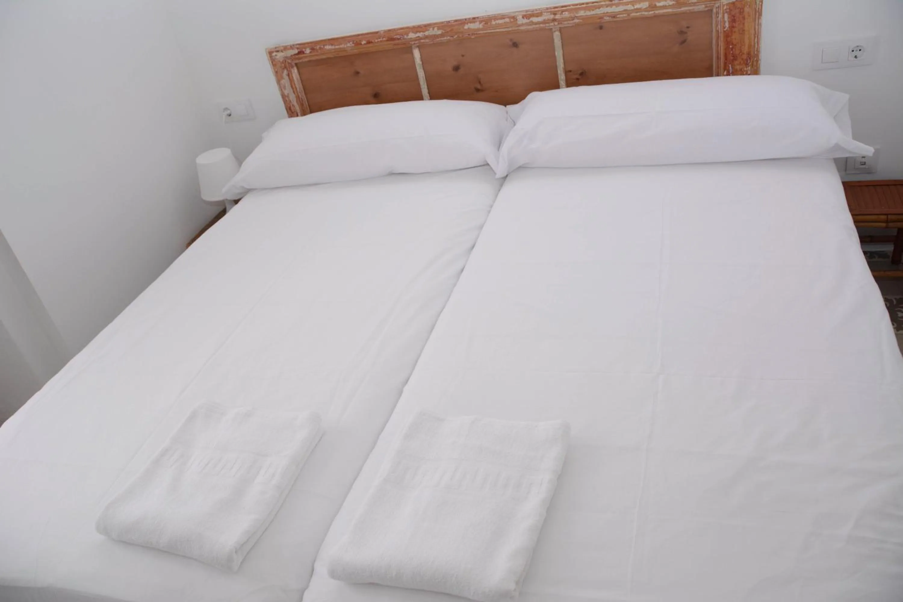 Bedroom, Bed in Pigal