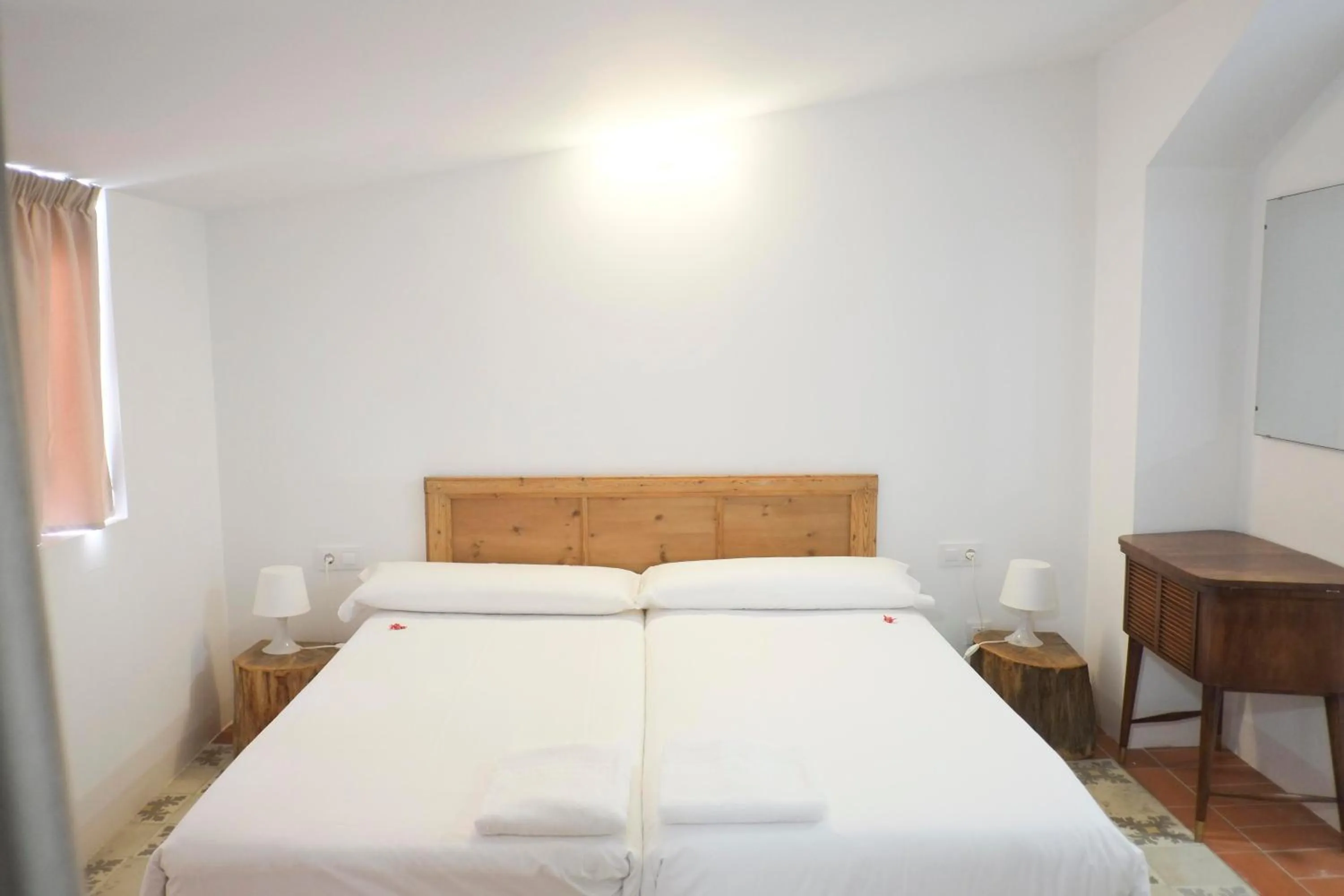 Bedroom, Bed in Pigal