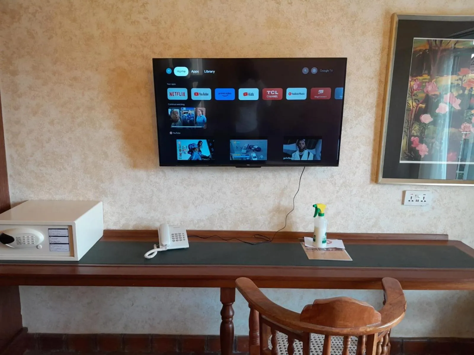TV and multimedia in Woodmere Grand Hotel & Serviced Apartments