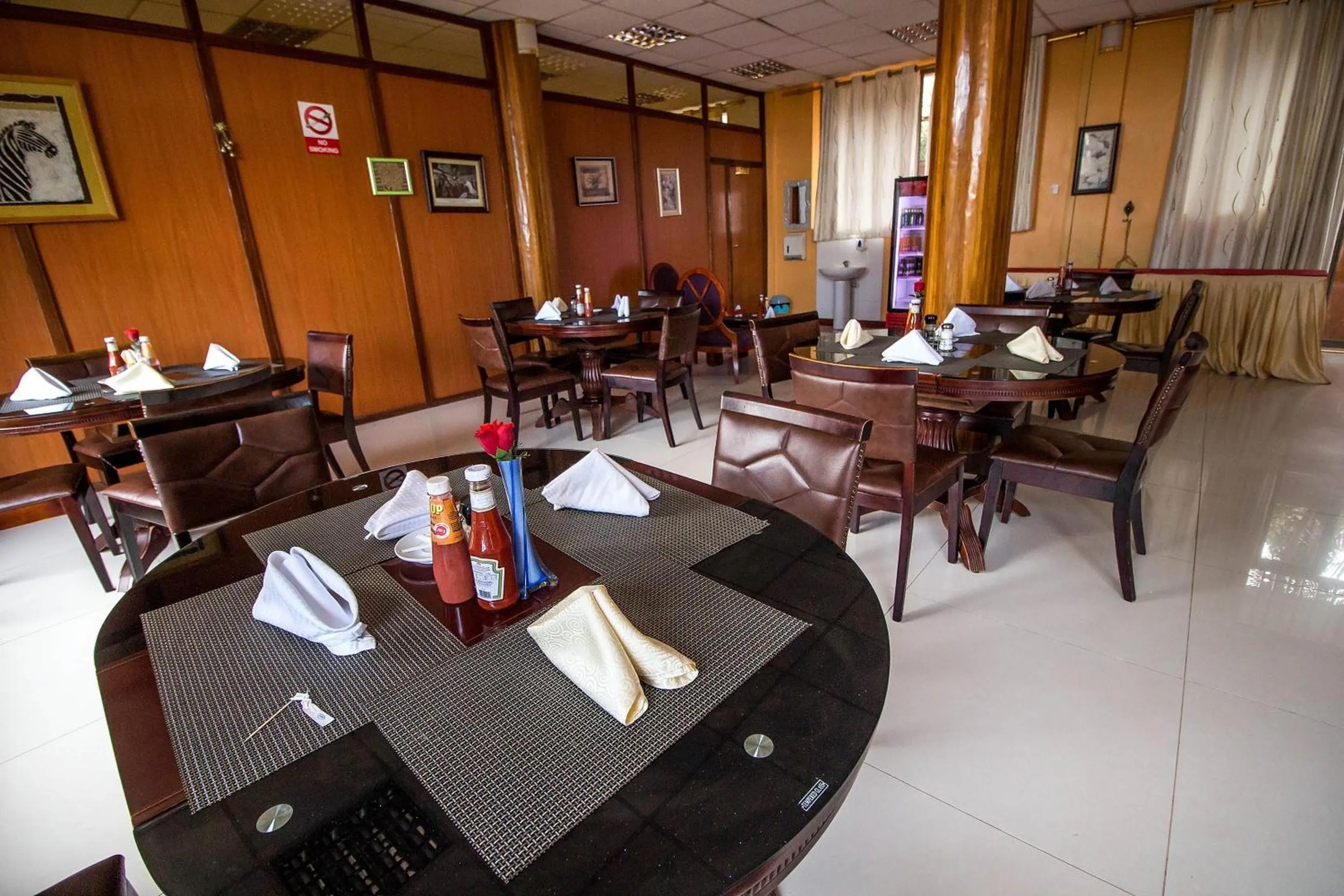 Restaurant/places to eat in Sir Jose Hotel