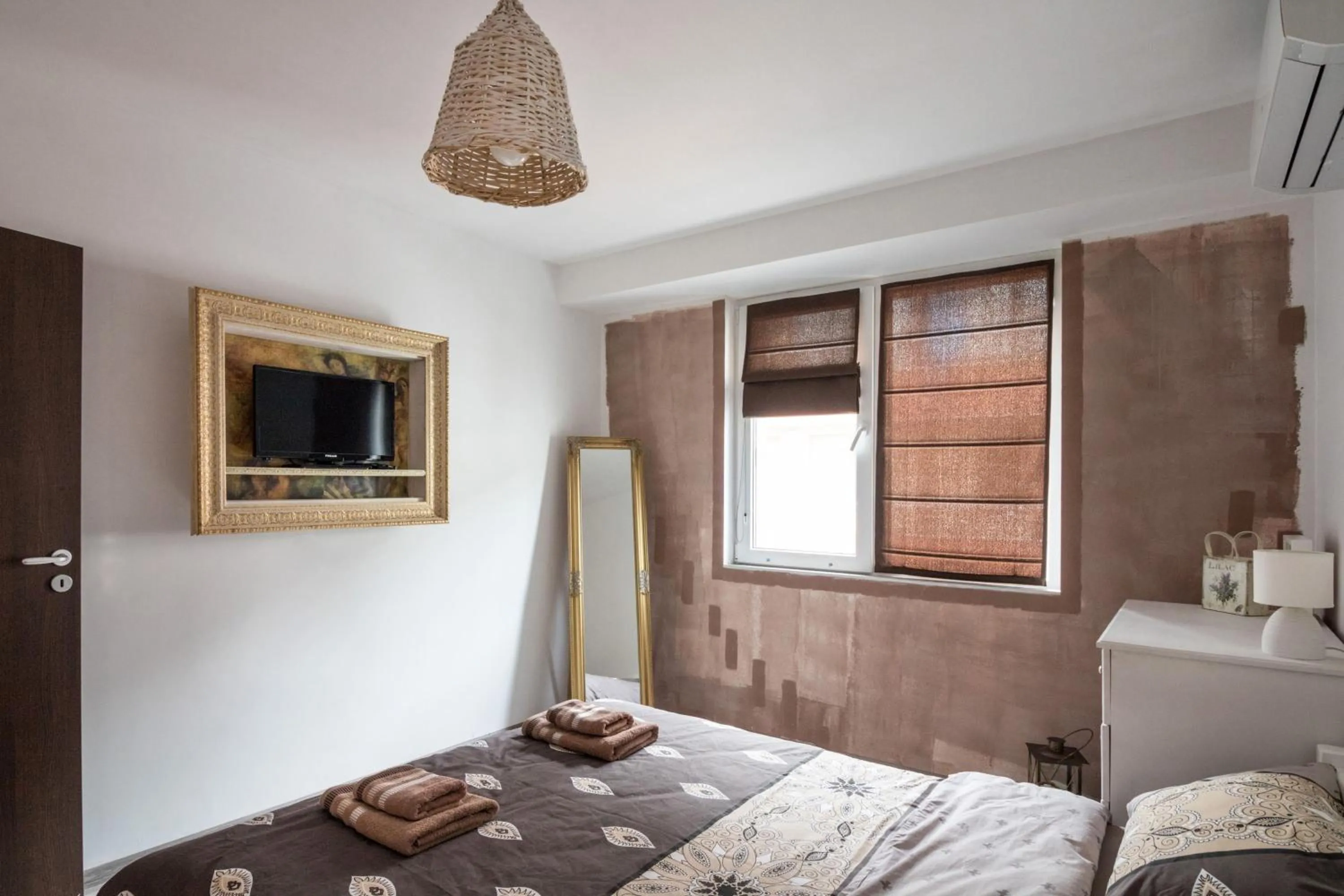 TV and multimedia, Bed in Domus Apartments City Center with Parking