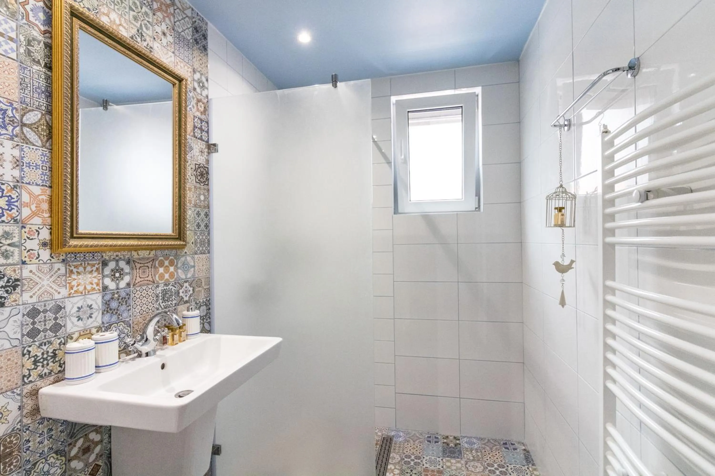 Shower in Domus Apartments City Center with Parking