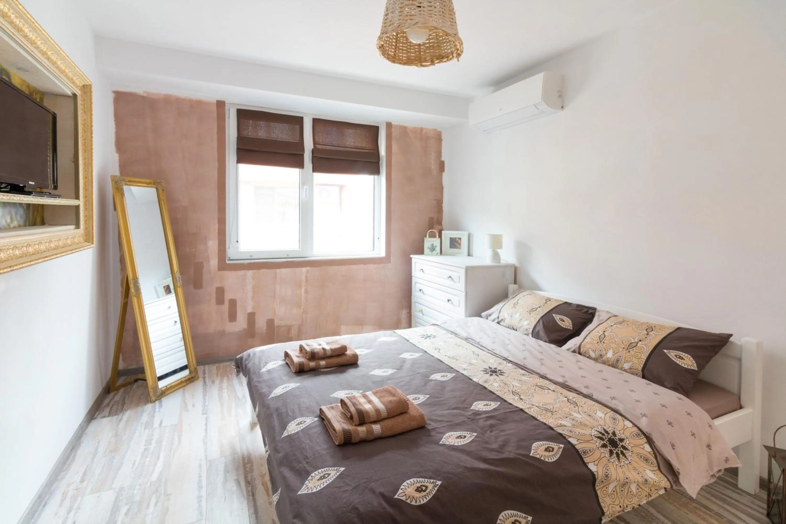 Bed in Domus Apartments City Center with Parking