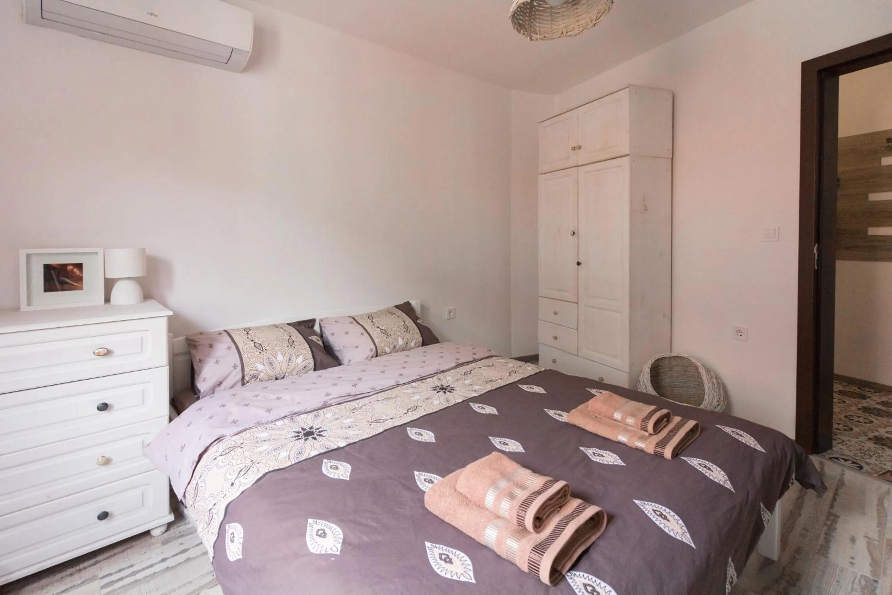 Bed in Domus Apartments City Center with Parking