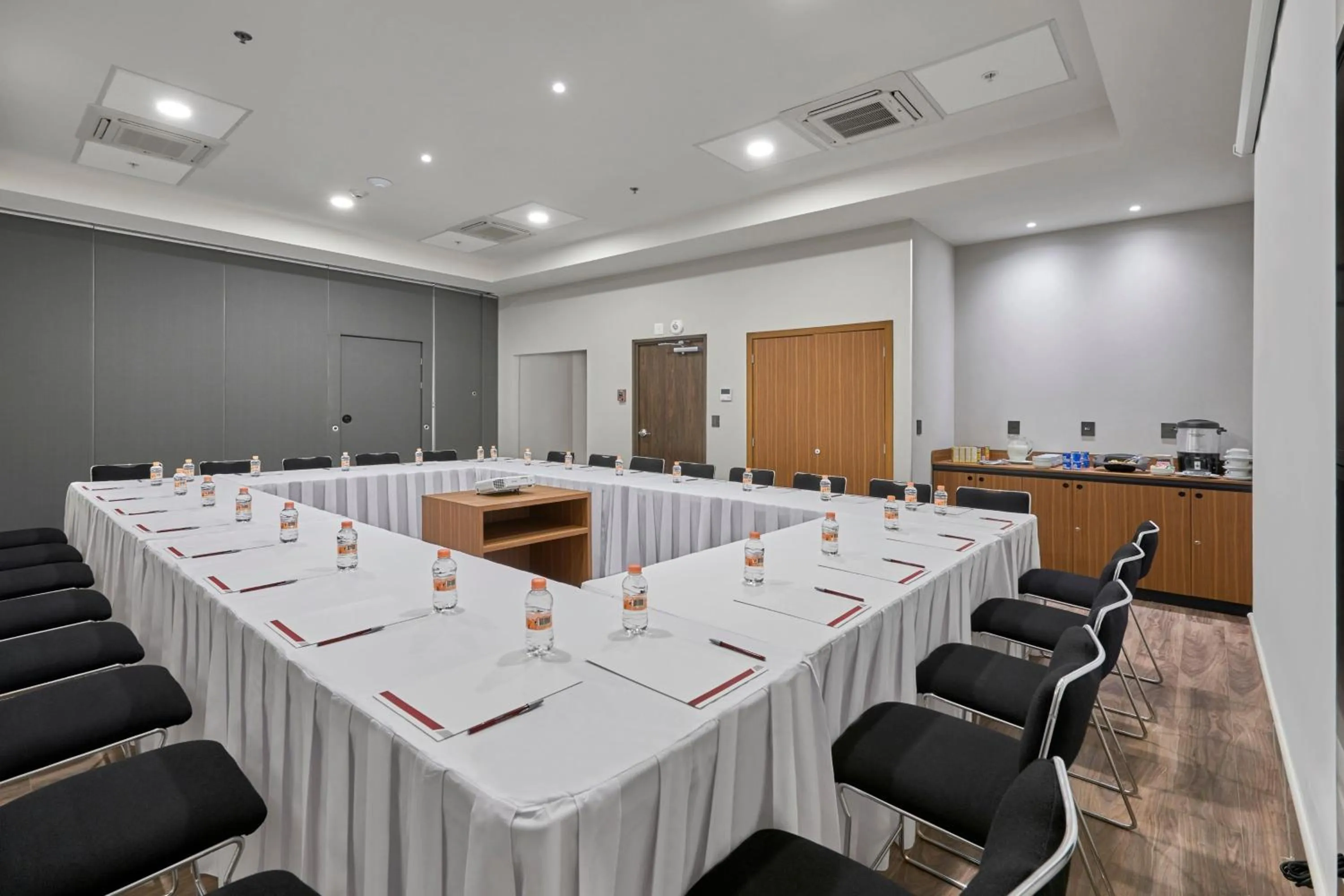 Meeting/conference room in City Express Suites by Marriott Silao Aeropuerto
